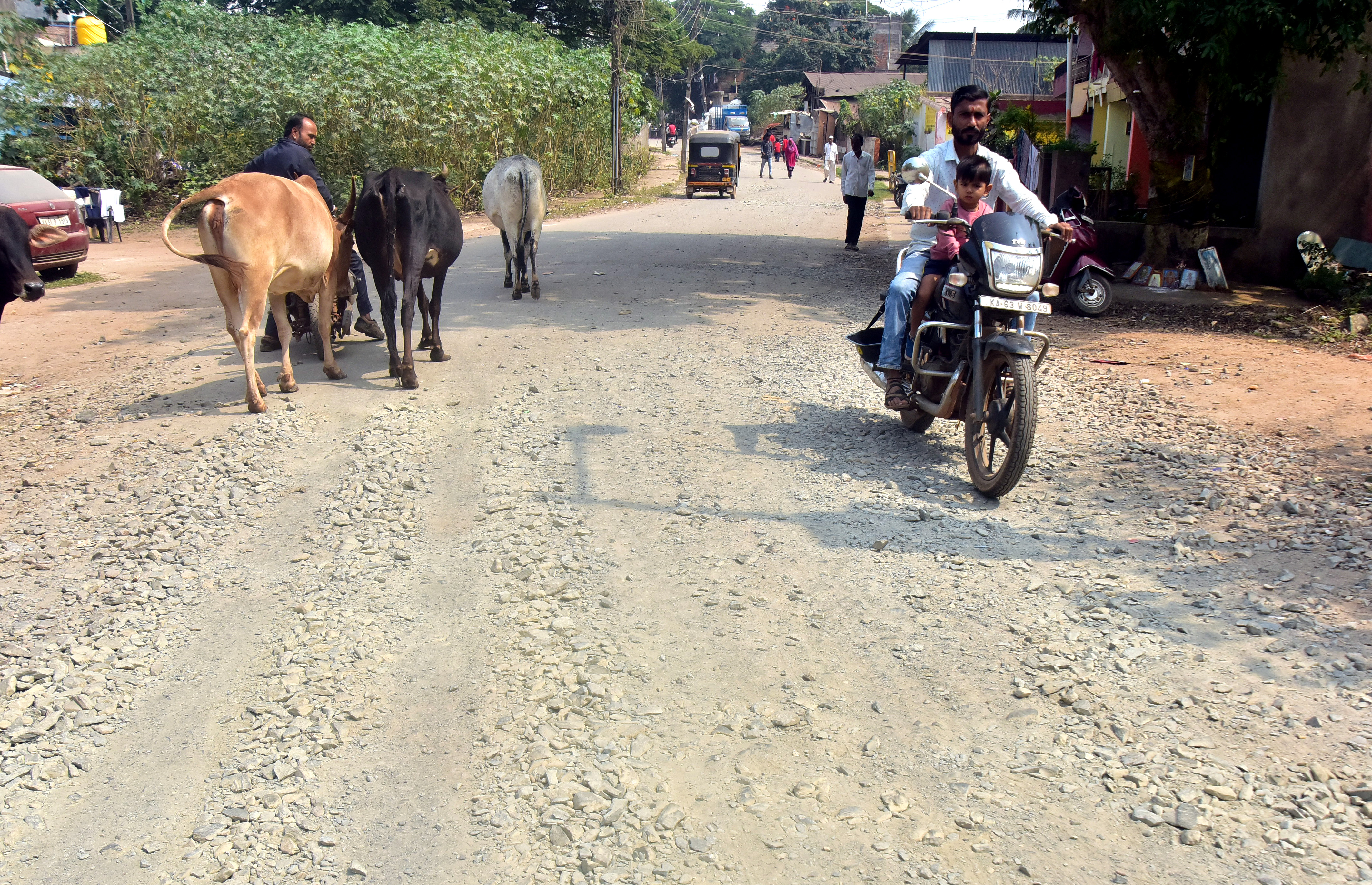 ಹುಬ್ಬಳ್ಳಿಯ ತೊರವಿಹಕ್ಕಲ ಓಣಿಯಲ್ಲಿ ರಸ್ತೆ ಹಾಳಾಗಿದ್ದು ಜಲ್ಲಿಕಲ್ಲುಗಳು ಮೇಲೆದ್ದಿವೆ 