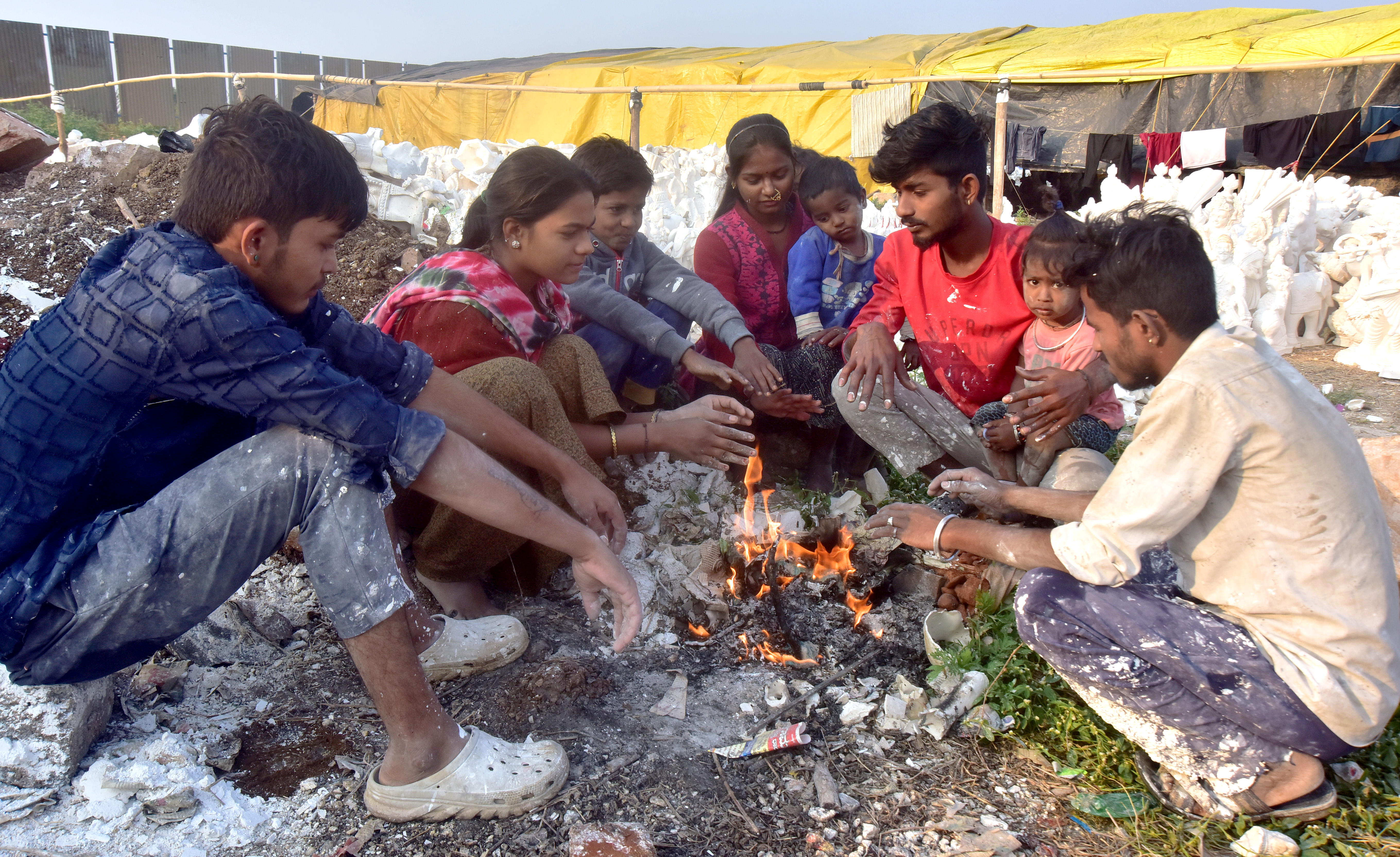 ಹುಬ್ಬಳ್ಳಿಯ ಗಬ್ಬೂರು ಪ್ರದೇಶದಲ್ಲಿ ಗುರುವಾರ ಬೆಳಿಗ್ಗೆ ಚಳಿಯಿಂದ ತಪ್ಪಿಸಿಕೊಳ್ಳಲು ಗೊಂಬೆ ತಯಾರಿ ಕಲಾವಿದರು ಬೆಂಕಿ ಕಾಯಿಸಿಕೊಳ್ಳುತ್ತಿದ್ದು ಕಂಡು ಬಂದಿತು 
–ಪ್ರಜಾವಾಣಿ ಚಿತ್ರ: ಗುರು ಹಬೀಬ