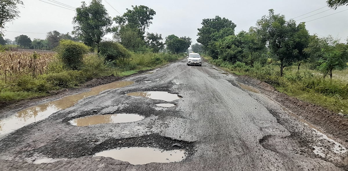 ದೇವರಹಿಪ್ಪರಗಿ | ಹಾಳಾದ ರಸ್ತೆ; ಪ್ರಯಾಣಿಕರ ಪರದಾಟ