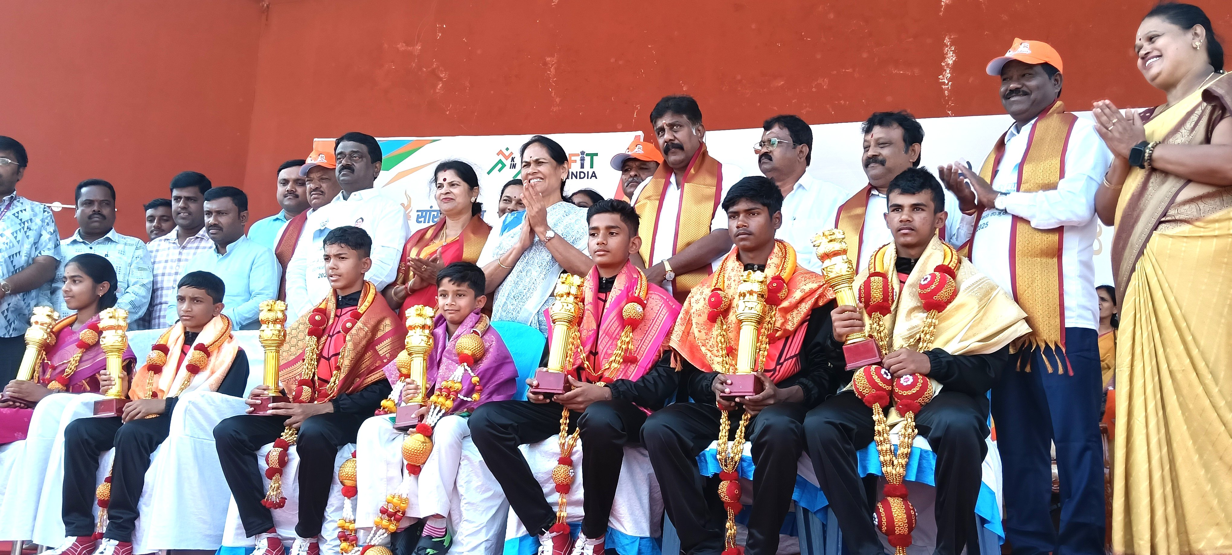 ದಾಸರಹಳ್ಳಿ ವಿಧಾನಸಭಾ ಕ್ಷೇತ್ರದ ಕ್ರೀಡಾಪಟುಗಳು ರಾಷ್ಟ್ರಮಟ್ಟದ ಕ್ರೀಡೆಯಲ್ಲಿ ಸ್ಪರ್ಧಿಸಿ ಚಿನ್ನ ಮತ್ತು ಕಂಚಿನ ಪದಕ ಪಡೆದ ವಿಜೇತರಿಗೆ ಅಭಿನಂದಿಸಲಾಯಿತು.