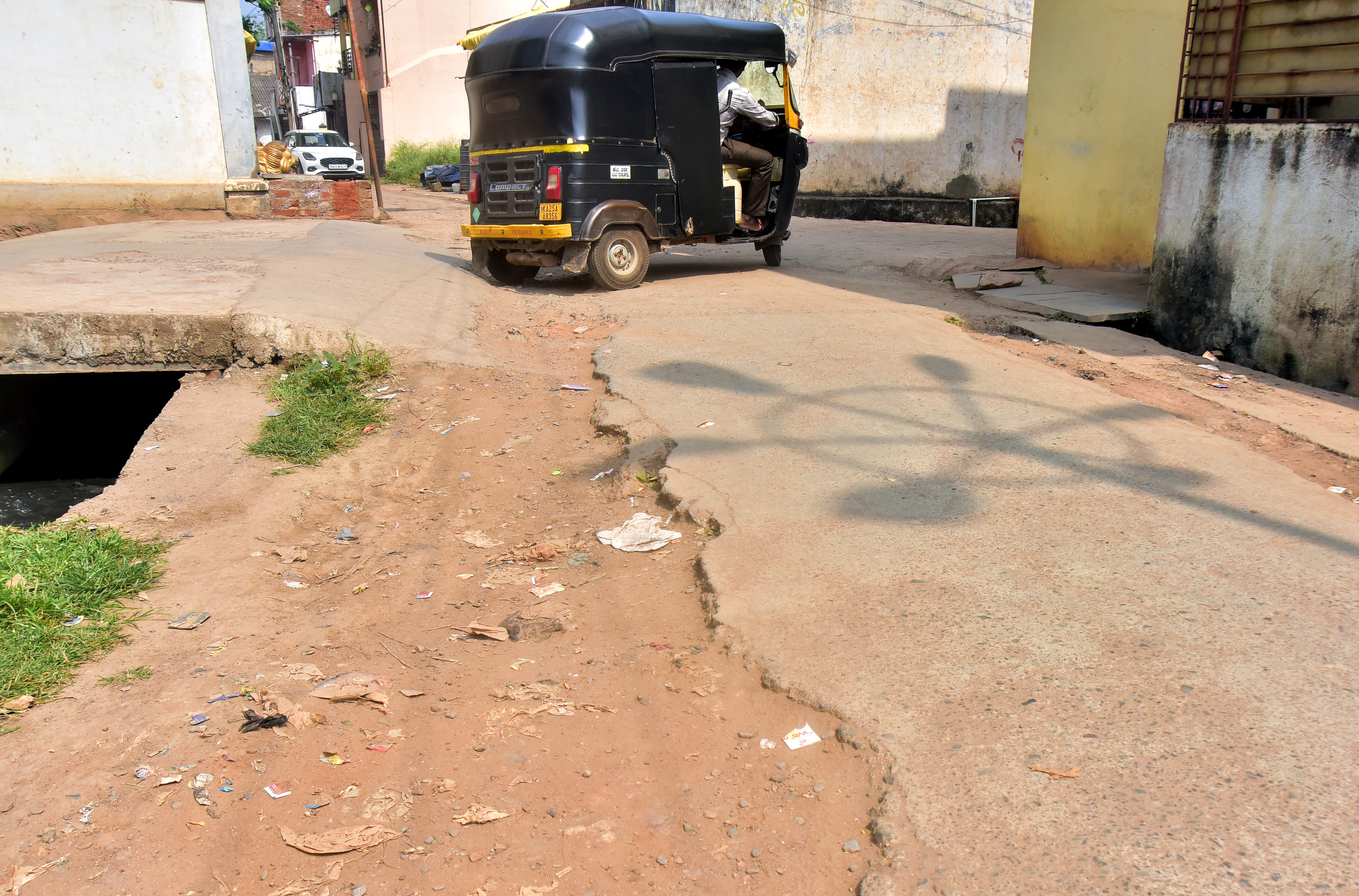 ಹುಬ್ಬಳ್ಳಿಯ ದಾಳಿಂಬರ್‌ ಪೇಟೆ ಓಣಿಯಲ್ಲಿನ ರಸ್ತೆ ಹಾಳಾಗಿರುವುದು  