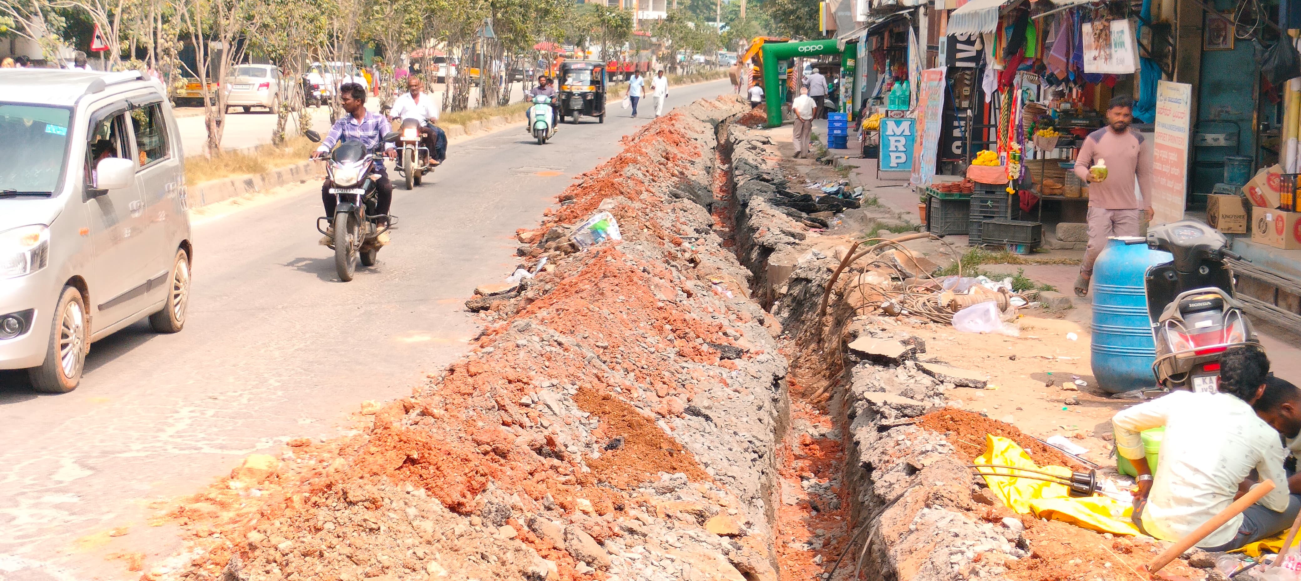 ಪೈಪ್‌ಲೈನ್ ಅಳವಡಿಕೆಗಾಗಿ ಅಗೆದ ರಸ್ತೆ  