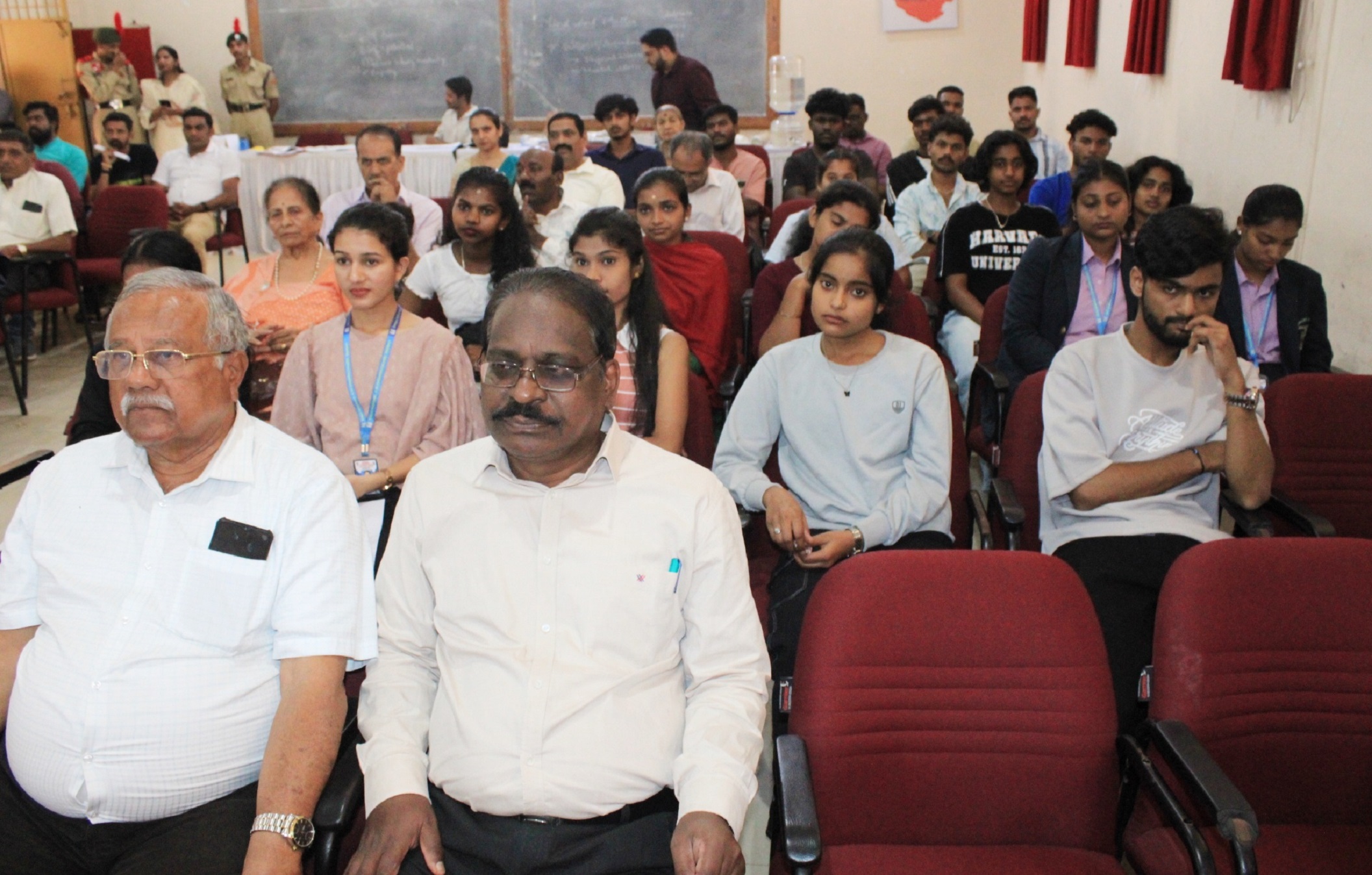 ಕಾರ್ಯಕ್ರಮದಲ್ಲಿ ಭಾಗವಹಿಸಿದ್ದ ಹಳೆ ವಿದ್ಯಾರ್ಥಿ ಸಂಘದ ಸದಸ್ಯರು