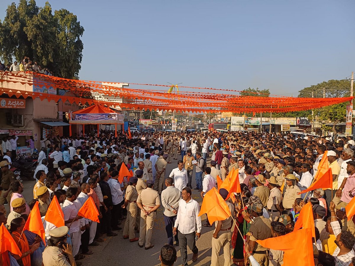 ಚಿತ್ತಾಪುರ| ಆರ್‌ಎಸ್‌ಎಸ್‌ ಪಥಸಂಚಲನ‌: ಗಣವೇಷಧಾರಿಗಳಿಗೆ ಜನರಿಂದ ಅದ್ದೂರಿ ಸ್ವಾಗತ