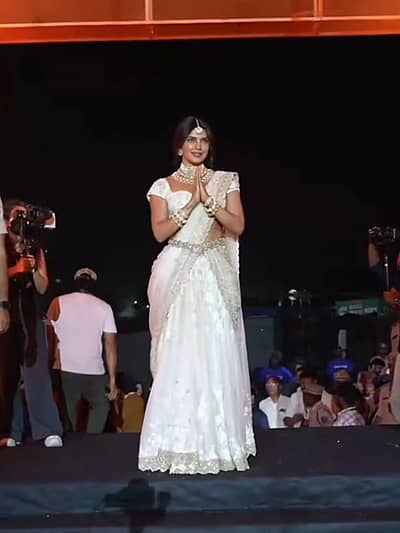 ಬಿಳಿ ಬಣ್ಣದ ಲೆಹೆಂಗಾ  ಸೀರೆ ತೊಟ್ಟು ಬಂದಿದ್ದ ದೇಸಿ ಗರ್ಲ್‌ ಪ್ರಿಯಾಂಕಾ ಅಭಿಮಾನಿಗಳನ್ನು ಆಕರ್ಷಿಸಿದರು