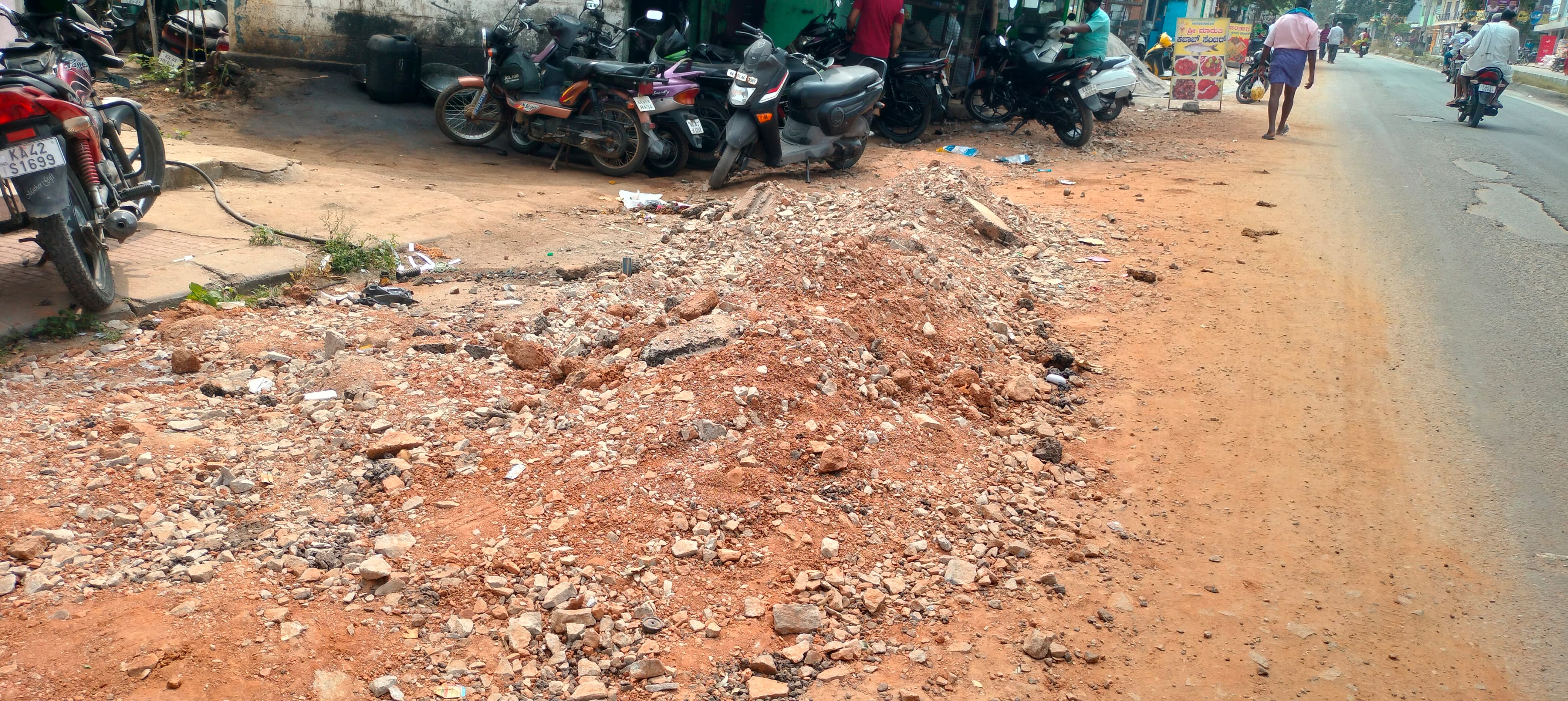 ರಸ್ತೆ ಅಗೆದು ಸರಿಯಾಗಿ ಮುಚ್ಚದೆ ಬಿಟ್ಟಿರುವುದು