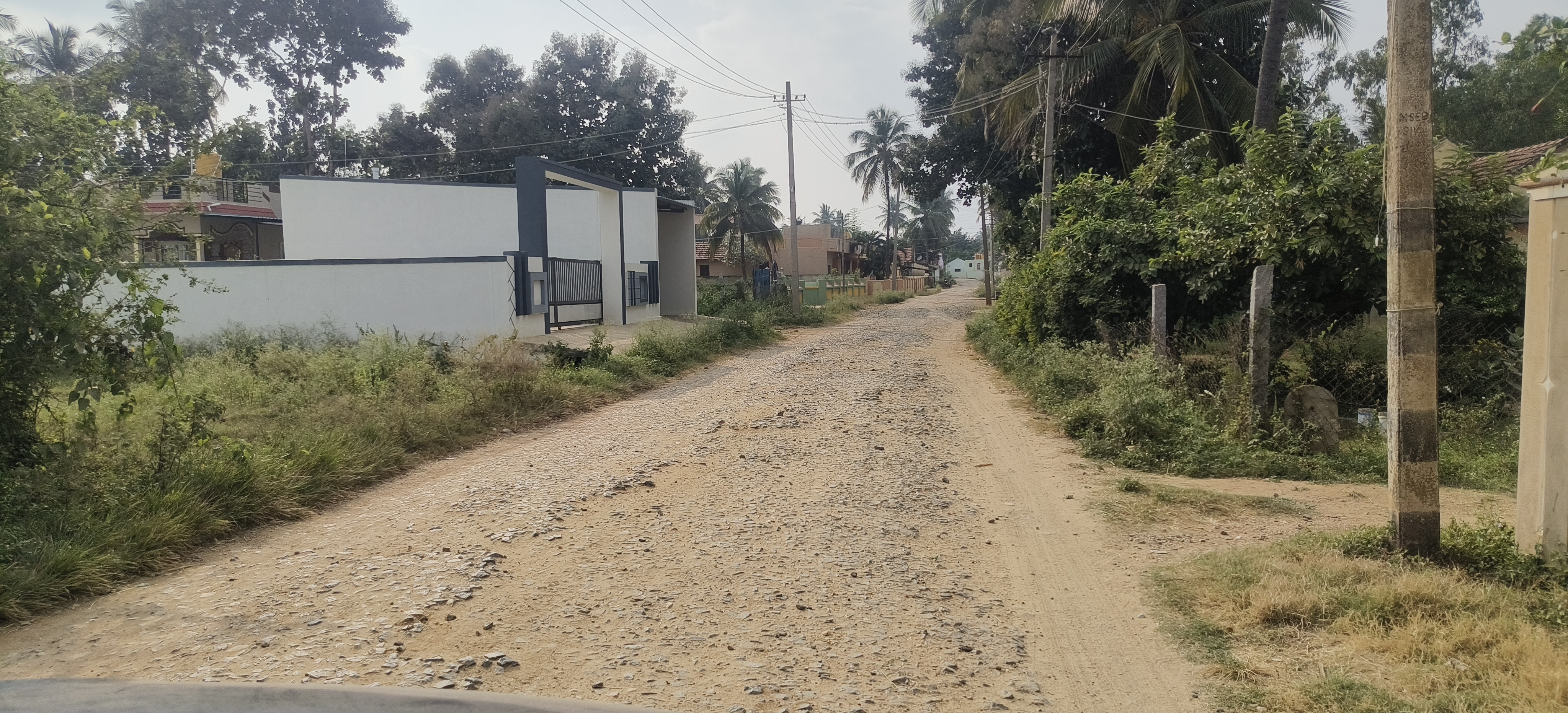 ಕೊಳ್ಳೇಗಾಲ ತಾಲ್ಲೂಕಿನ ಸತ್ತೇಗಾಲ ಗ್ರಾಮದ ಅಗ್ರಹಾರ ಬೀದಿಯ ಮುಖ್ಯರಸ್ತೆ ಗುಂಡಿಗಳಿಂದ ಕೂಡಿರುವುದು