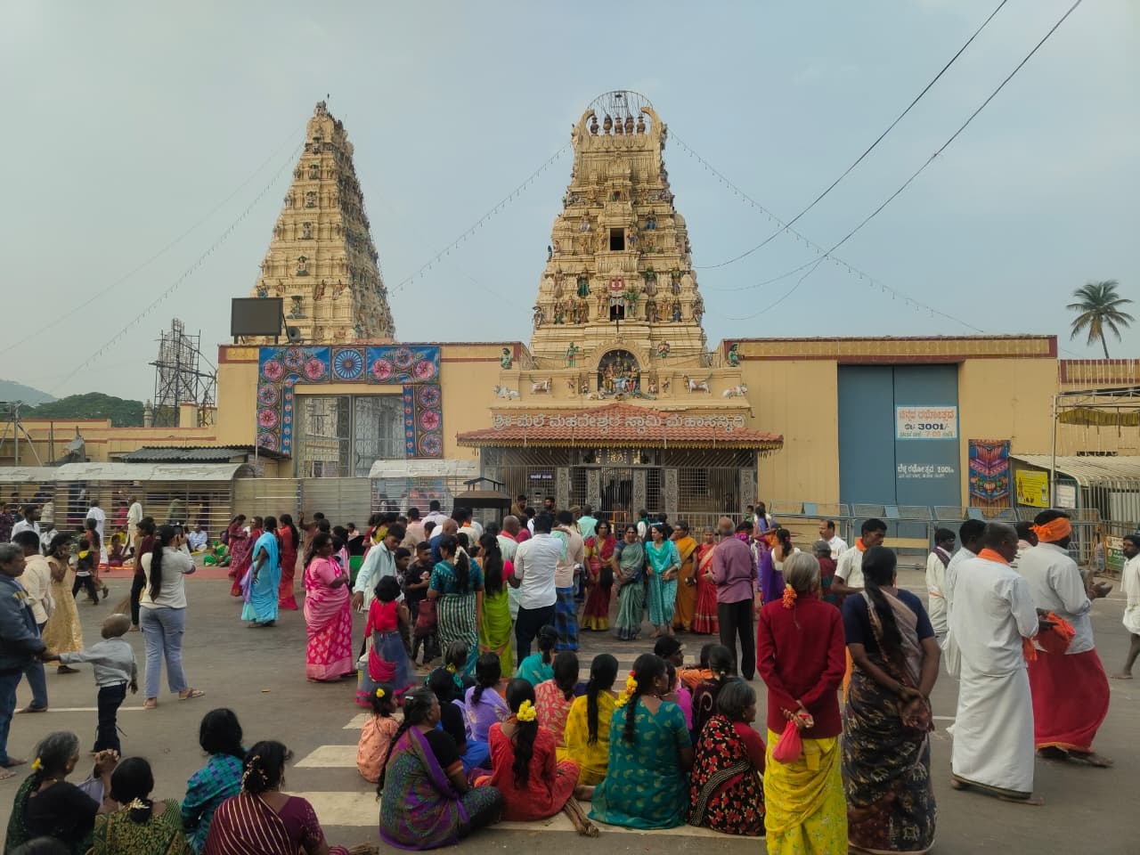 ಕಡೆಯ ಕಾರ್ತಿಕ ಸೋಮವಾರದ ಉತ್ಸವದಲ್ಲಿ ಭಾಗವಹಿಸಲು ಮಲೆಮಹದೇಶ್ವರನ ಸನ್ನಿಧಿಗೆ ಬಂದಿರುವ ಭಕ್ತರು