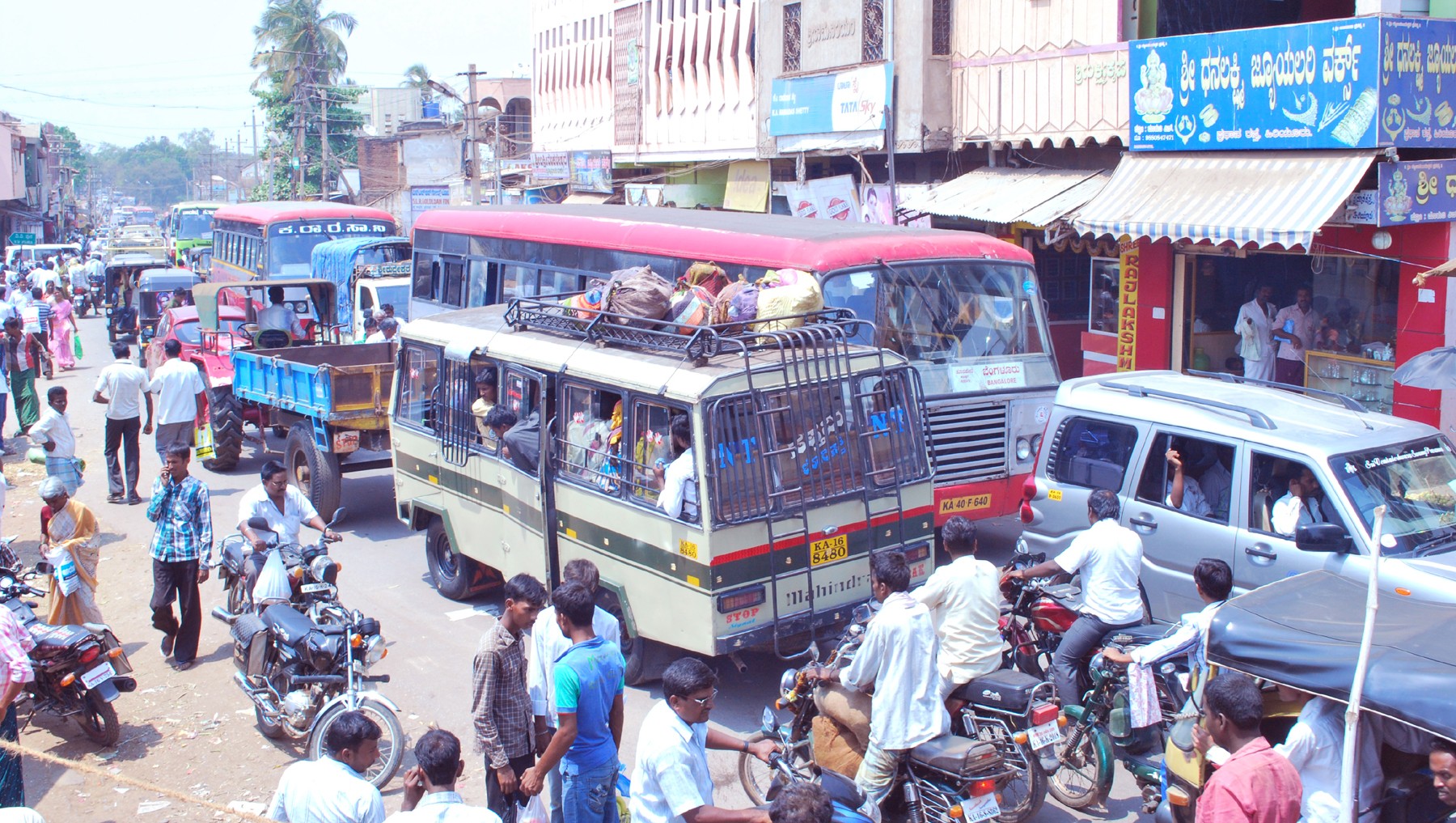 ಹೊಸದುರ್ಗದ ಗಾಂಧಿ ವೃತ್ತದ ಸಮೀಪ ನಿತ್ಯ ಕಂಡು ಬರುವ ವಾಹನ ದಟ್ಟಣೆ