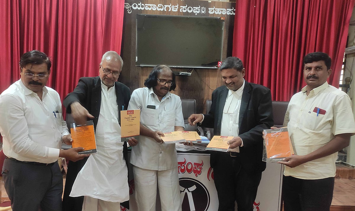 ಶಹಾಪುರ: ಪಿಂಚಣಿ ಹಣದಲ್ಲಿ ಪುಸ್ತಕ ಹಂಚುವ ಖಾಜಾ ಫರಿದುದ್ದೀನ...!