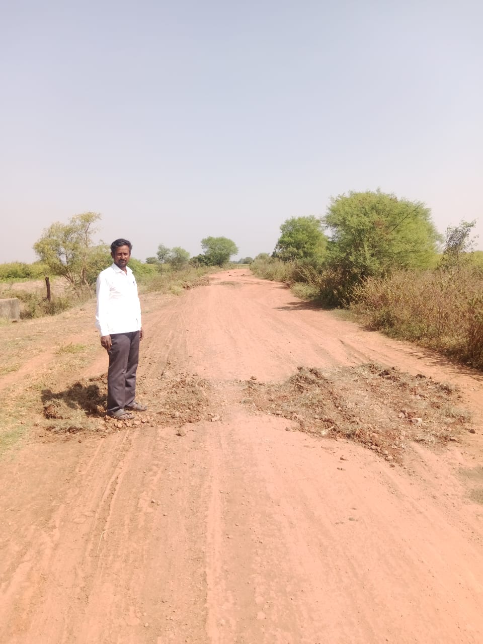 ಭಾಲ್ಕಿ ತಾಲ್ಲೂಕಿನ ಸಿಕಿಂದ್ರಬಾದ ವಾಡಿಯ ಮುಖ್ಯರಸ್ತೆಗೆ ಸಂಪರ್ಕ ಕಲ್ಪಿಸುವ ಕಚ್ಚಾ ರಸ್ತೆಯಲ್ಲಿ ನಿರ್ಮಾಣವಾಗಿರುವ ತಗ್ಗು ಗುಂಡಿ ಸ್ವಂತ ಖರ್ಚಿನಲ್ಲಿ ಮುಚ್ಚಿಸಿರುವ ಗ್ರಾಮ ಪಂಚಾಯಿತಿ ಮಾಜಿ ಸದಸ್ಯ ಕಲ್ಯಾಣರಾವ್ ಅಷ್ಟೂರೆ