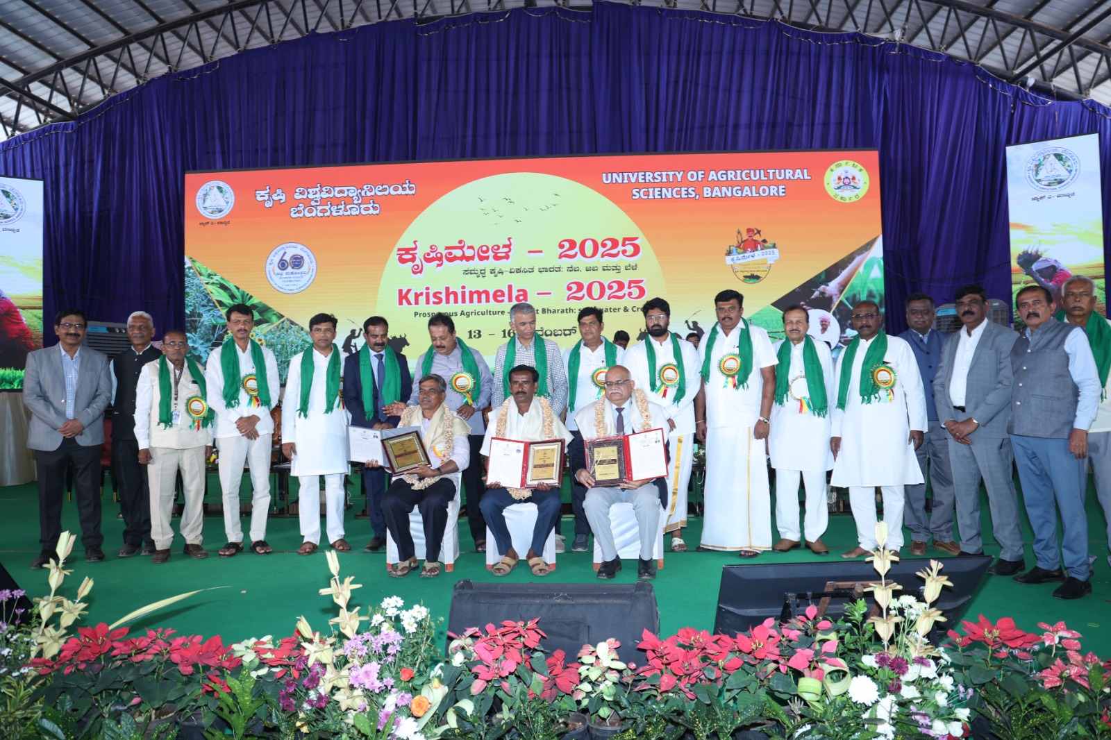 ಕೃಷಿ ಮೇಳದ ಸಮಾರೋಪ ಸಮಾರಂಭದಲ್ಲಿ ಐಸಿಎಆರ್‌ ಉಪಮಹಾನಿರ್ದೇಶಕ ಸಂಜಯ್‌ ಕುಮಾರ್ ಸಿಂಗ್ ಅವರಿಗೆ ‘ಡಾ.ಎಂ.ಎಚ್. ಮರೀಗೌಡ ರಾಷ್ಟ್ರೀಯ ದತ್ತಿ ಅತ್ಯುತ್ತಮ ತೋಟಗಾರಿಕಾ ಸಂಶೋಧಾನ ಪ್ರಶಸ್ತಿ’ ಬೆಂಗಳೂರು ಗ್ರಾಮಾಂತರ ಜಿಲ್ಲೆಯ ದೇವನಹಳ್ಳಿ ತಾಲ್ಲೂಕಿನ ಬೀಡಿಗಾನಹಳ್ಳಿಯ ರೈತ ಬಿ.ಆರ್. ಮಂಜುನಾಥ ಅವರಿಗೆ ‘ಡಾ.ಎಂ.ಎಚ್. ಮರೀಗೌಡ ರಾಜ್ಯಮಟ್ಟದ ಅತ್ಯುತ್ತಮ ತೋಟಗಾರಿಕಾ ರೈತ ಪ್ರಶಸ್ತಿ’ ಮೈಸೂರು ಜಿಲ್ಲೆಯ ಎಚ್.ಡಿ. ಕೋಟೆ ತಾಲ್ಲೂಕಿನ ರೈತ ಎಚ್.ಎಲ್. ಗೋವಿಂದಪ್ಪ ಅವರಿಗೆ ‘ಡಾ.ಆರ್. ದ್ವಾರಕೀನಾಥ್ ಅತ್ಯುತ್ತಮ ರೈತ ಪ್ರಶಸ್ತಿ’ಯನ್ನು ನೀಡಿ ಗೌರವಿಸಲಾಯಿತು. ಕೃಷಿ ಸಚಿವ ಎನ್. ಚಲುವರಾಯಸ್ವಾಮಿ ಕಂದಾಯ ಸಚಿವ ಕೃಷ್ಣ ಬೈರೇಗೌಡ ಬೆಂಗಳೂರು ಕೃಷಿ ವಿಶ್ವವಿದ್ಯಾಲಯದ ಕುಲಪತಿ ಎಸ್.ವಿ. ಸುರೇಶ ವಿಸ್ತರಣಾ ನಿರ್ದೇಶಕ ವೈ.ಎನ್. ಶಿವಲಿಂಗಯ್ಯ ಕುಲಸಚಿವ ಕೆ.ಸಿ. ನಾರಾಯಣಸ್ವಾಮಿ ಉಪಸ್ಥಿತರಿದ್ದರು 
