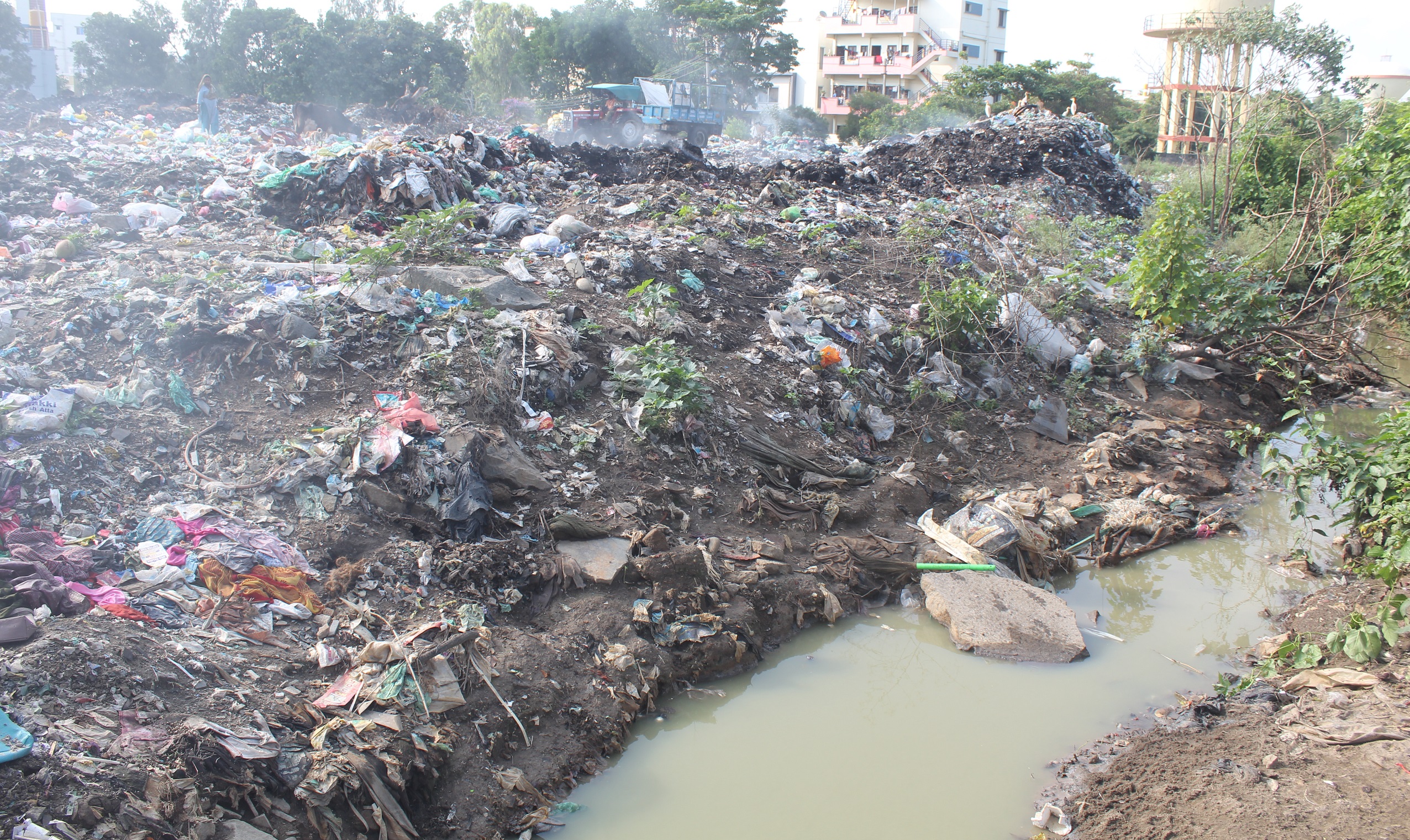 ಕಸದ ರಾಶಿ ದ್ರವ ತ್ಯಾಜ್ಯ ರಾಜಕಾಲುವೆ ಸೇರುತ್ತಿರುವುದು