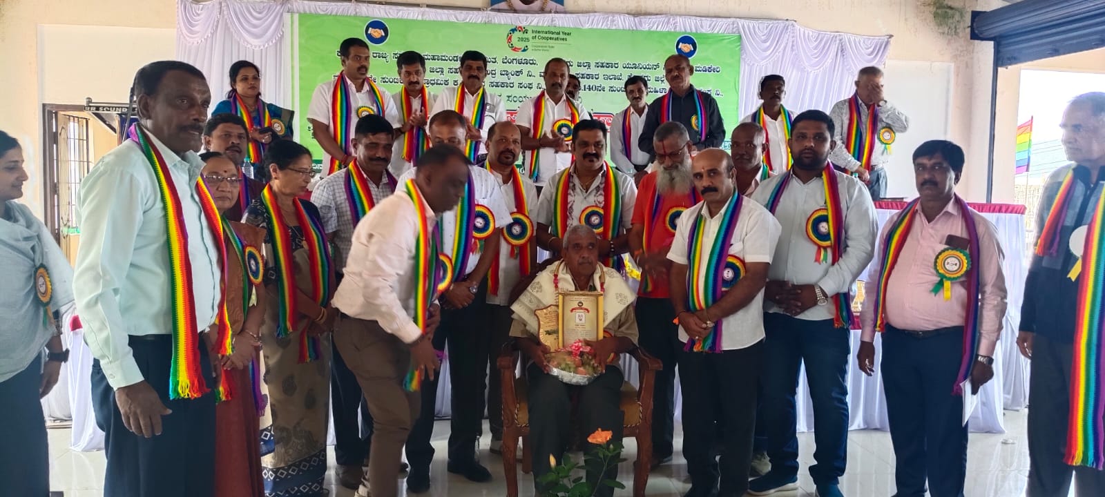 72ನೇ ಅಖಿಲ ಭಾರತ ಸಹಕಾರ ಸಪ್ತಾಹದ ಅಂಗವಾಗಿ ಸುಂಟಿಕೊಪ್ಪ ಮಂಜನಾಥಯ್ಯ ಸಹಕಾರ ಭವನದಲ್ಲಿ ನಡೆದ ಕಾರ್ಯಕ್ರಮದಲ್ಲಿ ಹಿರಿಯ ಸಹಕಾರಿ ಸದಸ್ಯರನ್ನು ಗೌರವಿಸಿ ಸನ್ಮಾನಿಸಲಾಯಿತು
