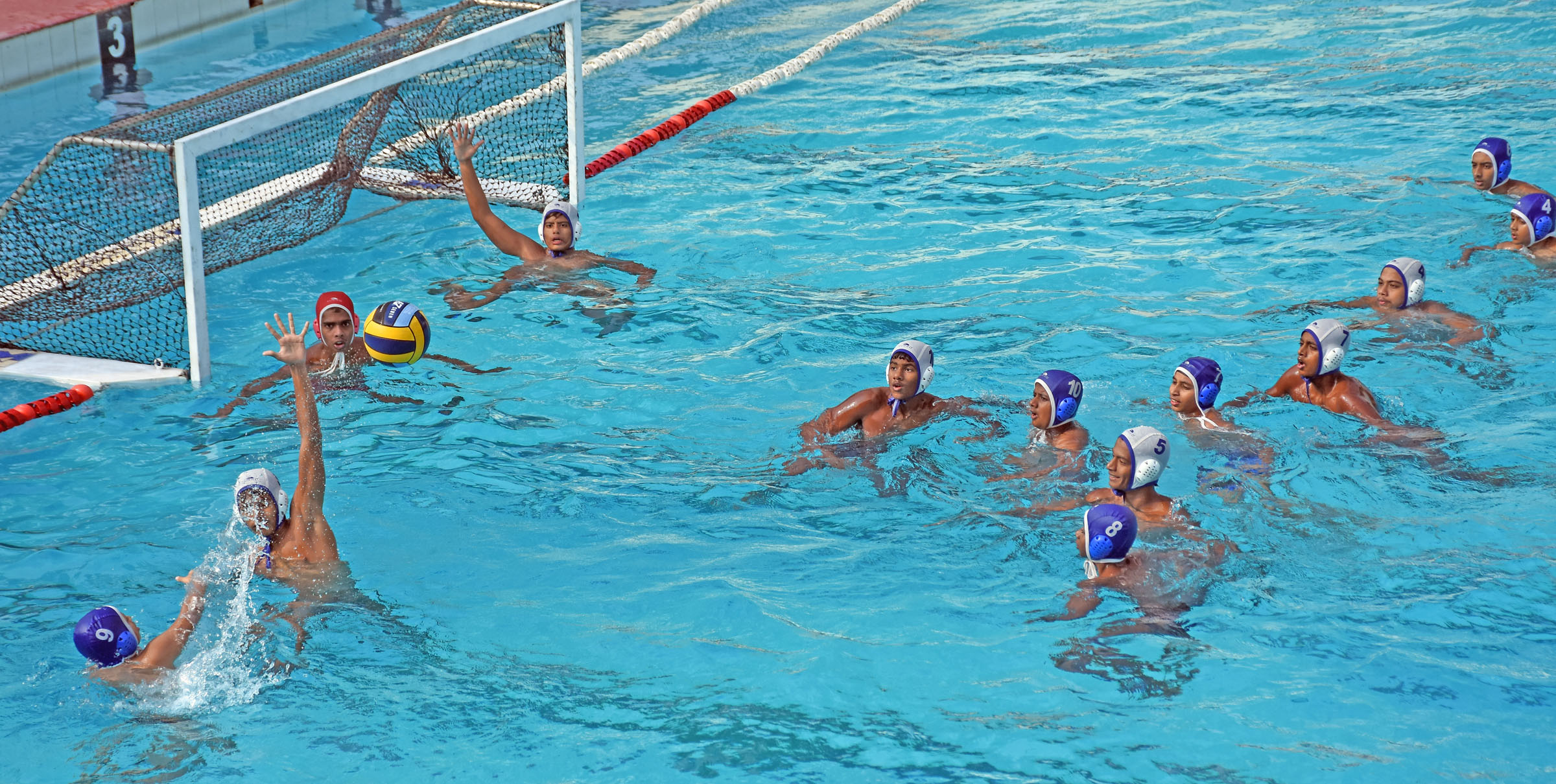 ಬಾಲಕರ ವಿಭಾಗದ ಫೈನಲ್‌ನಲ್ಲಿ ನೆಟ್ಟಕಲ್ಲಪ್ಪ ಈಜು ಕೇಂದ್ರ ಹಾಗೂ ಸ್ಟಾರ್ ಈಜು ಕೇಂದ್ರದ ಸ್ಪರ್ಧಿಗಳ ನಡುವಿನ ಸೆಣೆಸಾಟ –ಪ್ರಜಾವಾಣಿ ಚಿತ್ರ: ಹಂಪಾ ನಾಗರಾಜ್‌