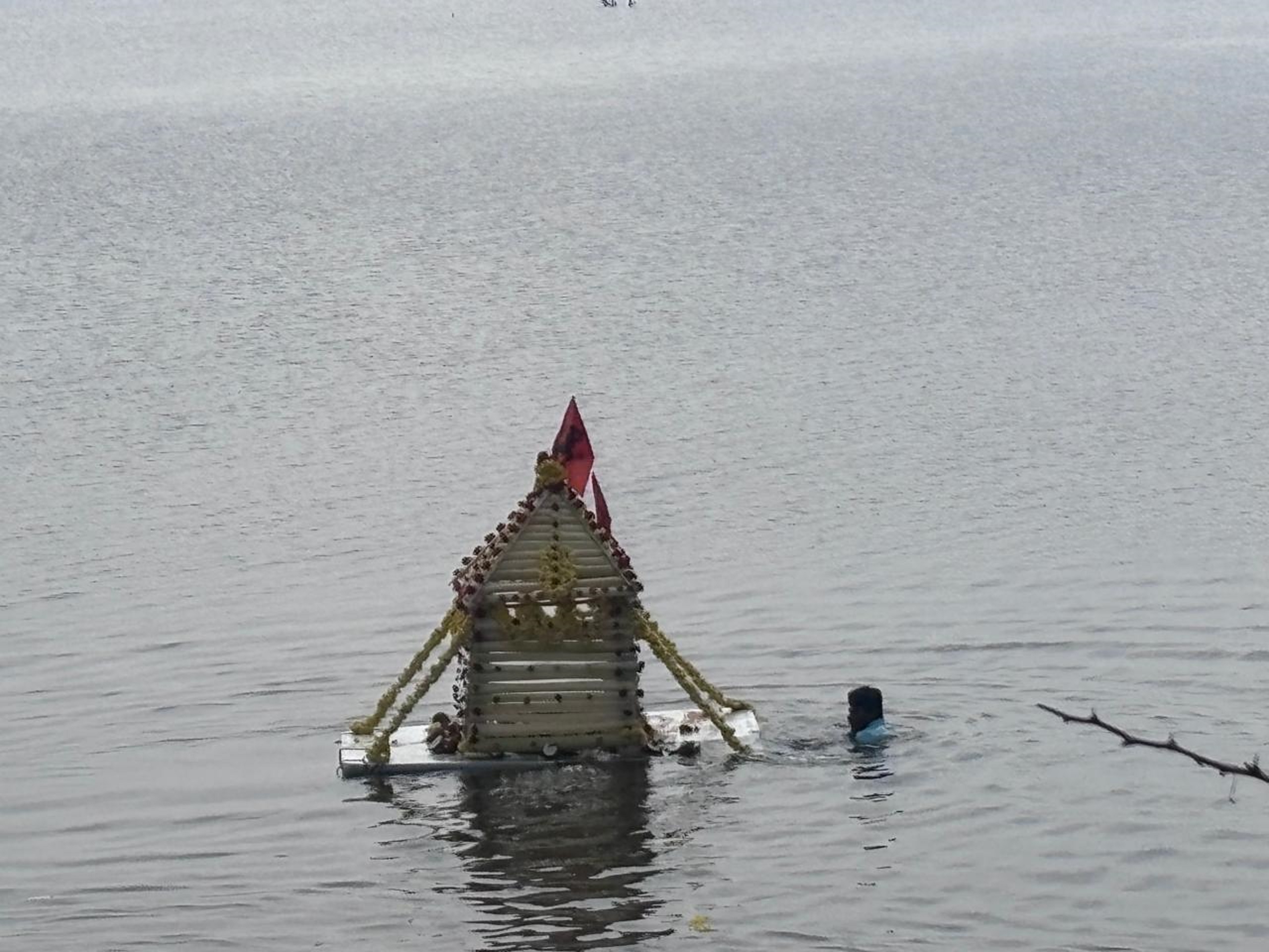 ಹೊಸದುರ್ಗದ ಶ್ರೀರಾಂಪುರ ಹೋಬಳಿಯ ಬಲ್ಲಾಳಸಮುದ್ರ ಕೆರೆಯಲ್ಲಿ ಭಾನುವಾರ ಅದ್ದೂರಿ ತೆಪ್ಪೋತ್ಸವ ನಡೆಯಿತು