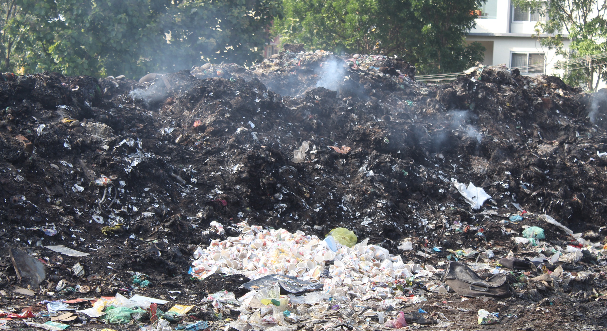ನಿಯಮ ಮೀರಿ ಕಸದ ರಾಶಿಗೆ ಬೆಂಕಿ ಇಟ್ಟಿರುವುದು