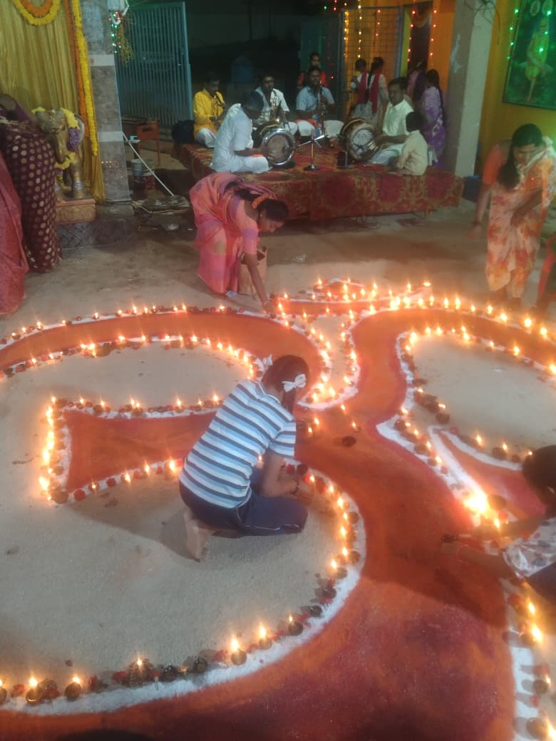 ನಂಗಲಿ ಗಣೇಶನ ದೇವಾಲಯದಲ್ಲಿ ಓಂ ಸಂಕೇತಕ್ಕೆ ದೀಪಗಳ ಅಲಂಕಾರ 