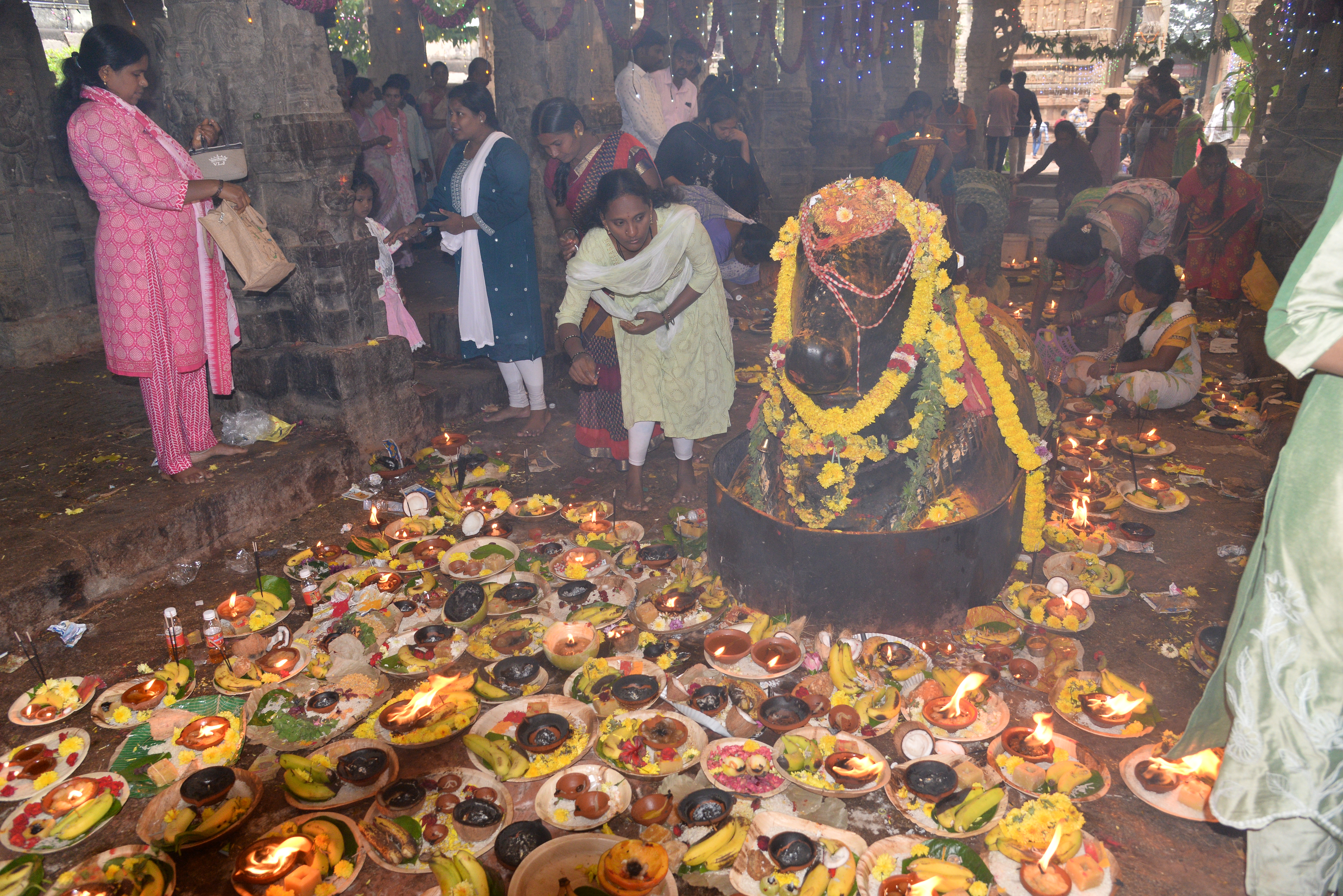 ಕೋಲಾರದ ಸೋಮೇಶ್ವರ ದೇಗುಲದಲ್ಲಿ ಮಹಿಳೆಯರು ನಂದಿ ಮುಂದೆ ದೀಪ ಹಚ್ಚಿ ಹರಕೆ ತೀರಿಸಿಕೊಂಡರು