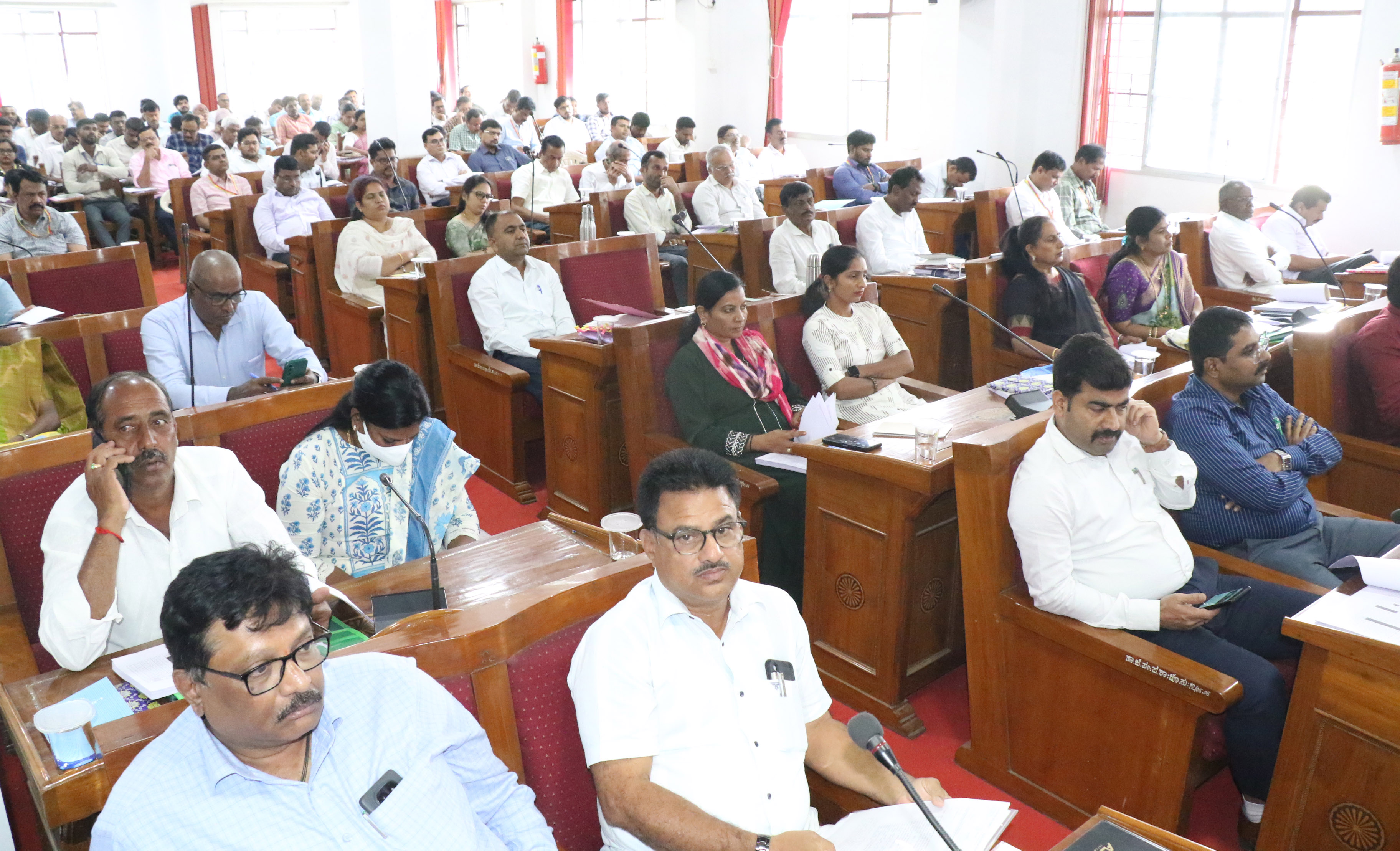 ದಿಶಾ ಸಭೆಯಲ್ಲಿ ಭಾಗವಹಿಸಿದ್ದ ಅಧಿಕಾರಿಗಳು