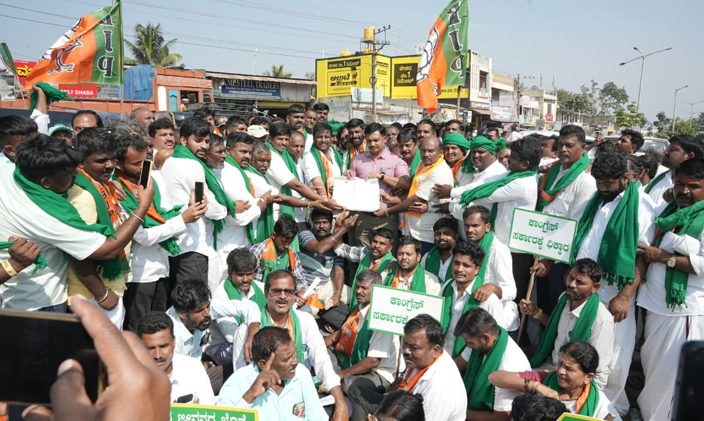 ರಾಣೆಬೆನ್ನೂರಿನಲ್ಲಿ ಮೆಕ್ಕೆಜೋಳ ಭತ್ತ ಹಾಗೂ ಕಬ್ಬಿಗೆ ಬೆಂಬಲ ಬೆಲೆ ಘೋಷಣೆ ಮಾಡಿ ಖರೀದಿ ಕೇಂದ್ರ ಆರಂಭಿಸಬೇಕೆಂದು ಒತ್ತಾಯಿಸಿ ಬಿಜೆಪಿ ರೈತ ಮೋರ್ಚಾ ಜೆಡಿಎಸ್‌ ಜಿಲ್ಲಾಘಟಕ ಹಾಗೂ ರಾಜ್ಯ ರೈತ ಸಂಘ ಹಾಗೂ ಹಸಿರು ಸೇನೆ ಕಾರ್ಯಕರ್ತರು ಸೋಮವಾರ ಬೃಹತ್‌ ಪ್ರತಿಭಟನಾ ಮೆರವಣಿಗೆ ನಡೆಸಿದರು. ನಂತರ ತಹಶೀಲ್ದಾರ ಆರ್‌.ಎಚ್‌. ಭಾಗವಾನ ಅವರಿಗೆ ಮನವಿ ಸಲ್ಲಿಸಿದರು.