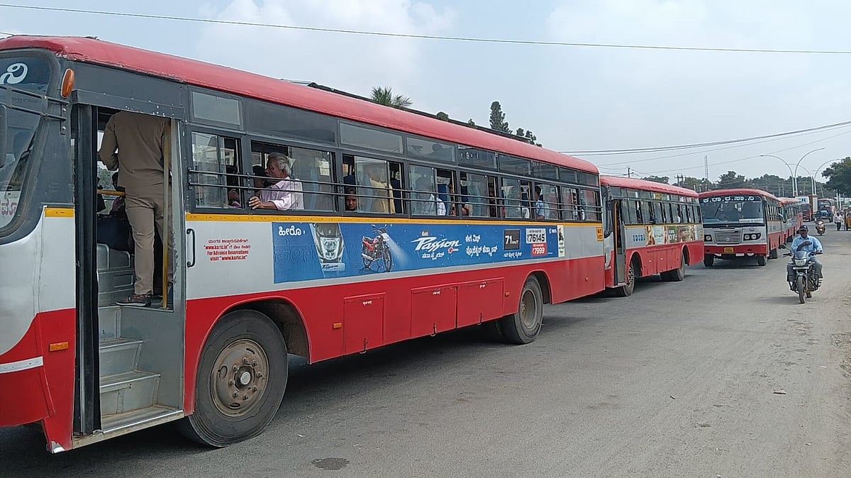 ಚಿತ್ರದುರ್ಗ: ಸಾಲುಗಟ್ಟಿ ನಿಂತ ಸಾರಿಗೆ ಸಂಸ್ಥೆ ಬಸ್‌ಗಳು