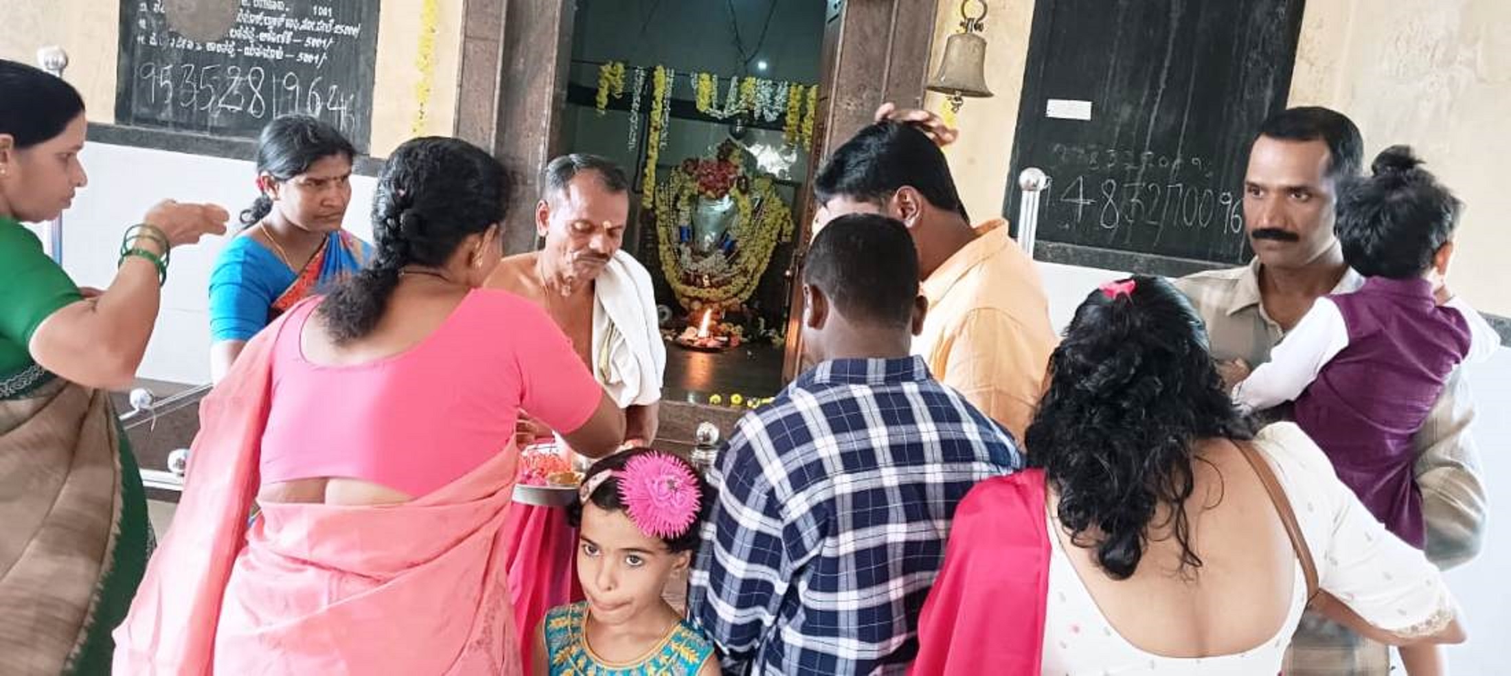 ಬೆಟ್ಟದ ಮೇಲಿರುವ ಬಸವೇಶ್ವರ ದೇವಸ್ಥಾನದಲ್ಲಿ ದೇವರ ದರ್ಶನ ಪಡೆಯುತ್ತಿರುವ ಭಕ್ತಾದಿಗಳು