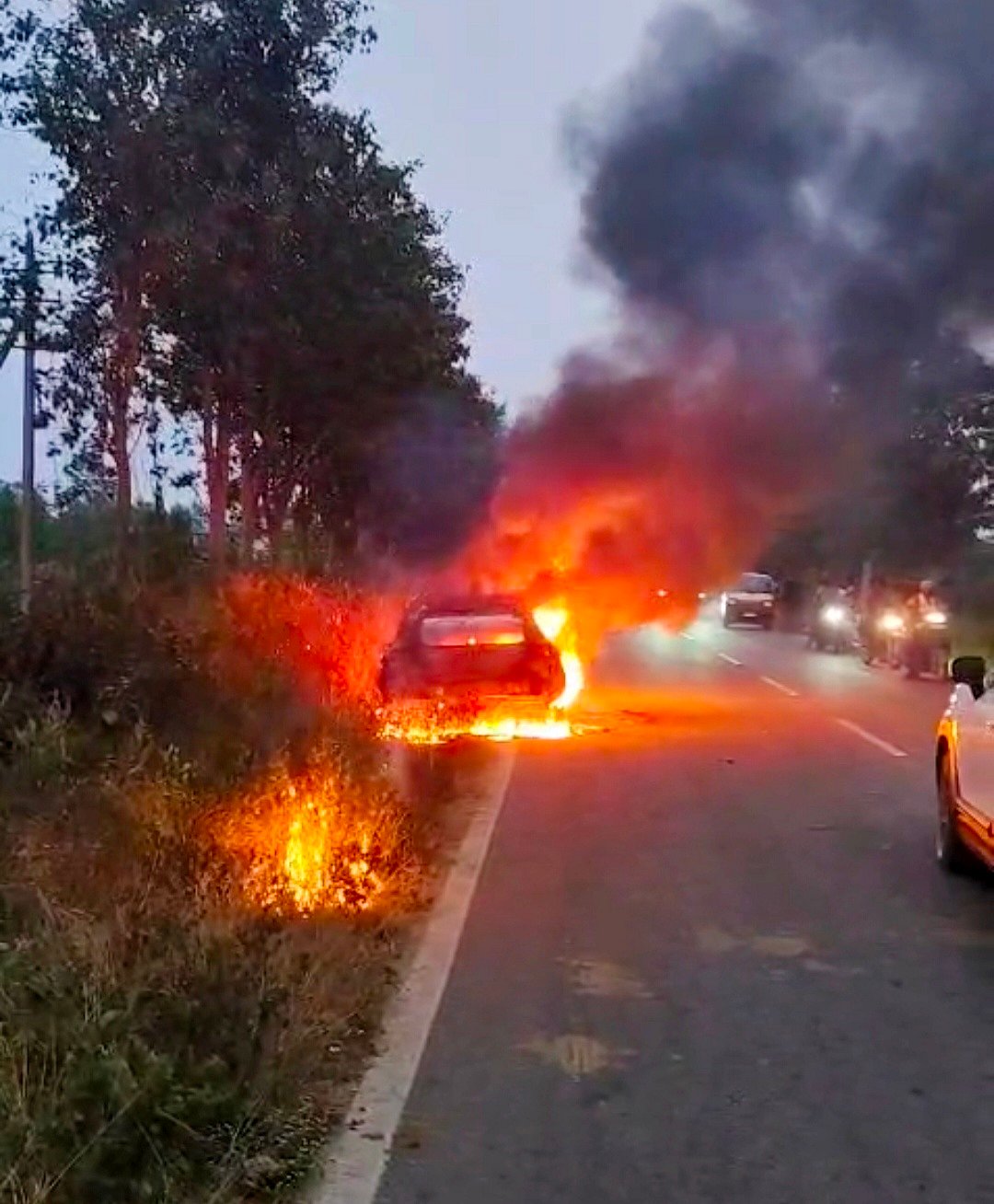 ರಸ್ತೆ ಮಧ್ಯೆ ಹೊತ್ತಿ ಉರಿದ ಕಾರು; ತಪ್ಪಿದ ಅನಾಹುತ