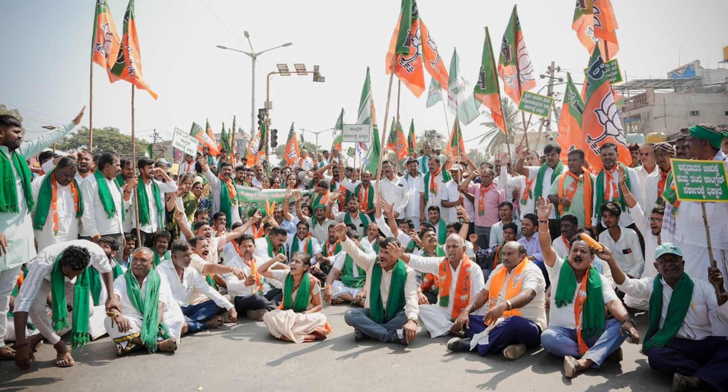 ರಾಣೆಬೆನ್ನೂರಿನಲ್ಲಿ ಮೆಕ್ಕೆಜೋಳ ಭತ್ತ ಹಾಗೂ ಕಬ್ಬಿಗೆ ಬೆಂಬಲ ಬೆಲೆ ಘೋಷಣೆ ಮಾಡಿ ಖರೀದಿ ಕೇಂದ್ರ ಆರಂಭಿಸಬೇಕೆಂದು ಒತ್ತಾಯಿಸಿ ಬಿಜೆಪಿ ರೈತ ಮೋರ್ಚಾ ಜೆಡಿಎಸ್‌ ಜಿಲ್ಲಾಘಟಕ ಹಾಗೂ ರಾಜ್ಯ ರೈತ ಸಂಘ ಹಾಗೂ ಹಸಿರು ಸೇನೆ ಕಾರ್ಯಕರ್ತರು ಸೋಮವಾರ ಬೃಹತ್‌ ಪ್ರತಿಭಟನಾ ಮೆರವಣಿಗೆ ನಡೆಸಿದರು.
