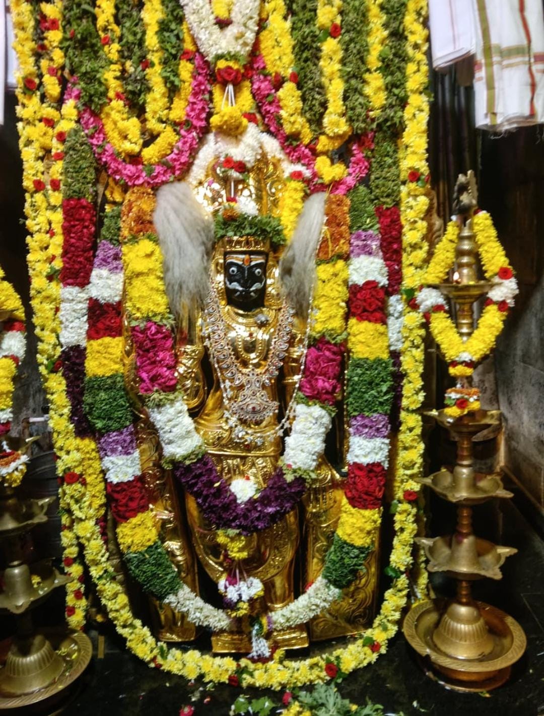 ಮಾಸ್ತೇನಹಳ್ಳಿಯ ವೀರಭದ್ರಸ್ವಾಮಿಯ ಅಲಂಕೃತ ಮೂರ್ತಿ