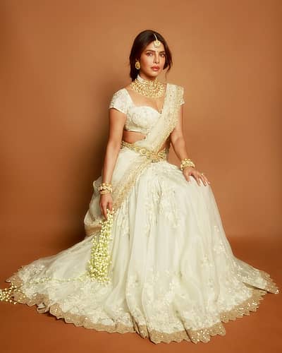 ಲೆಹಂಗಾ ಧರಿಸಿ ಚಿತ್ರಗಳನ್ನು ಸಾಮಾಜಿಕ ಮಾಧ್ಯಮದಲ್ಲಿ ಹಂಚಿಕೊಂಡ ನಟಿ ಪ್ರಿಯಾಂಕ ಚೋಪ್ರಾ