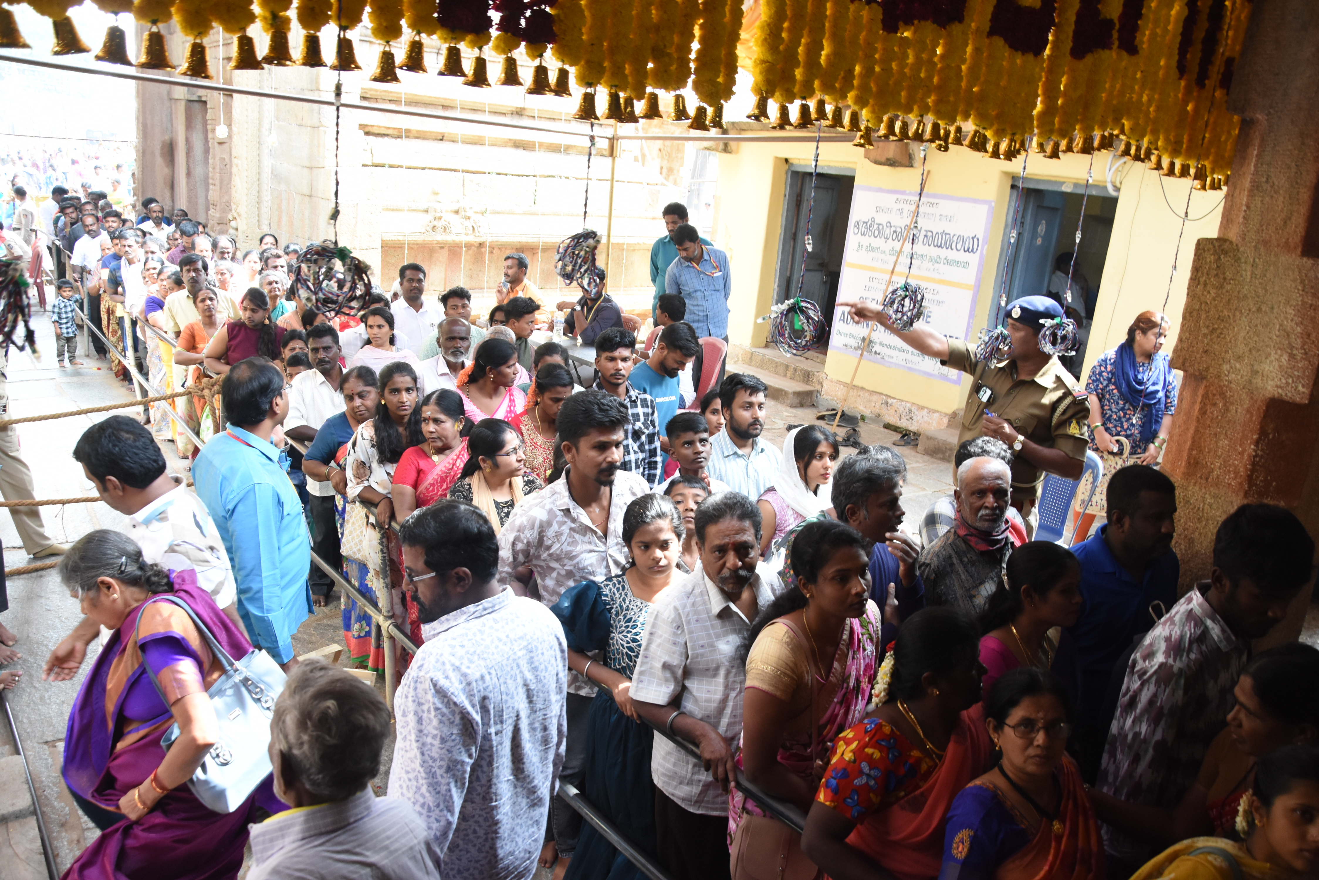 ಭೋಗ ನಂದೀಶ್ವರನ ದರ್ಶನಕ್ಕೆ ಸಾಲುಗಟ್ಟಿರುವ ಭಕ್ತರು