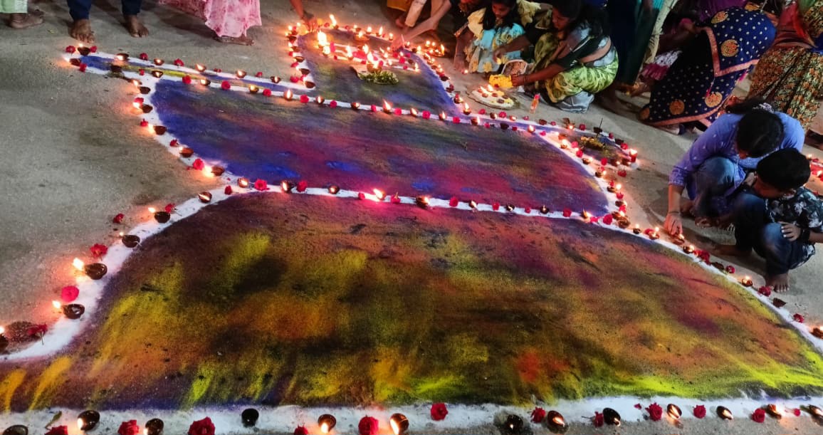 ನಂಗಲಿ ಸುಬ್ರಹ್ಮಣ್ಯ ಸ್ವಾಮಿ ದೇವಾಲಯದ ಮುಂದೆ ಶಿವನ ವಿಗ್ರಹ ಮಾದರಿಗೆ ದೀ‍ಪಗಳ ಅಲಂಕಾರ