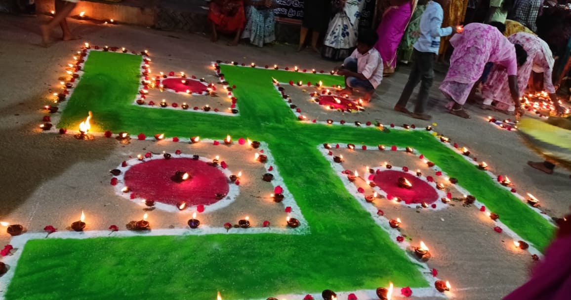 ನಂಗಲಿ ಗಣೇಶನ ಗುಡಿ ಮುಂದೆ ಸ್ವಸ್ತಿಕ್ ಸಂಕೇತವನ್ನು ಮಣ್ಣಿನ ದೀಪಗಳಿಂದ ಅಲಂಕರಿಸಿರುವುದು 