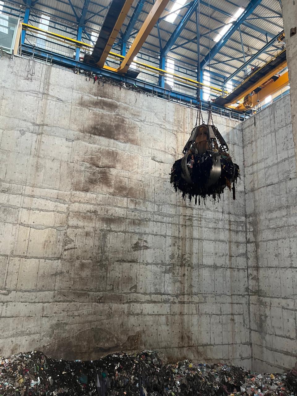 ತ್ಯಾಜ್ಯವನ್ನು ಬಾಯ್ಲರ್‌ಗೆ ಸಾಗಿಸುವ ‘ಗ್ರಾಬ್‌ ಕ್ರೇನ್‌’