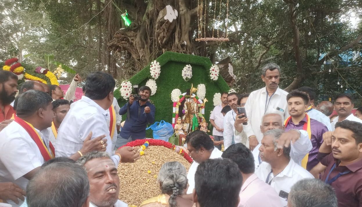 ದೊಡ್ಡಬಳ್ಳಾಪುರದ ಕೊಂಗಾಡಿಯಪ್ಪ ಕಾಲೇಜು ರಸ್ತೆಯಲ್ಲಿನ ಬಯಲು ಬಸವಣ್ಣ ದೇವಾಲಯದ ಬಳಿ ಕಡಲೇಕಾಯಿ ಪರಿಷೆಯಲ್ಲಿ ಭಕ್ತಾದಿಗಳಿಗೆ ಕಡಲೆ ಕಾಯಿ ಪ್ರಸಾದ ವಿತರಿಸಲಾಯಿತು