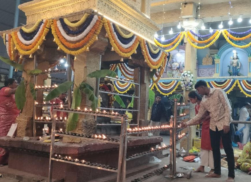 ದೊಡ್ಡಬಳ್ಳಾಪುರದ ಮೀನಾಕ್ಷಿ ಸಮೇತ ಸ್ವಯಂಭುವೇಶ್ವರ ಸ್ವಾಮಿ ದೇವಾಲಯದಲ್ಲಿ ಸಂಜೆ ಕಾರ್ತಿಕ ಸೋಮವಾರದ ಪ್ರಯುಕ್ತ ಲಕ್ಷ ದೀಪೋತ್ಸವ ನಡೆಯಿತು