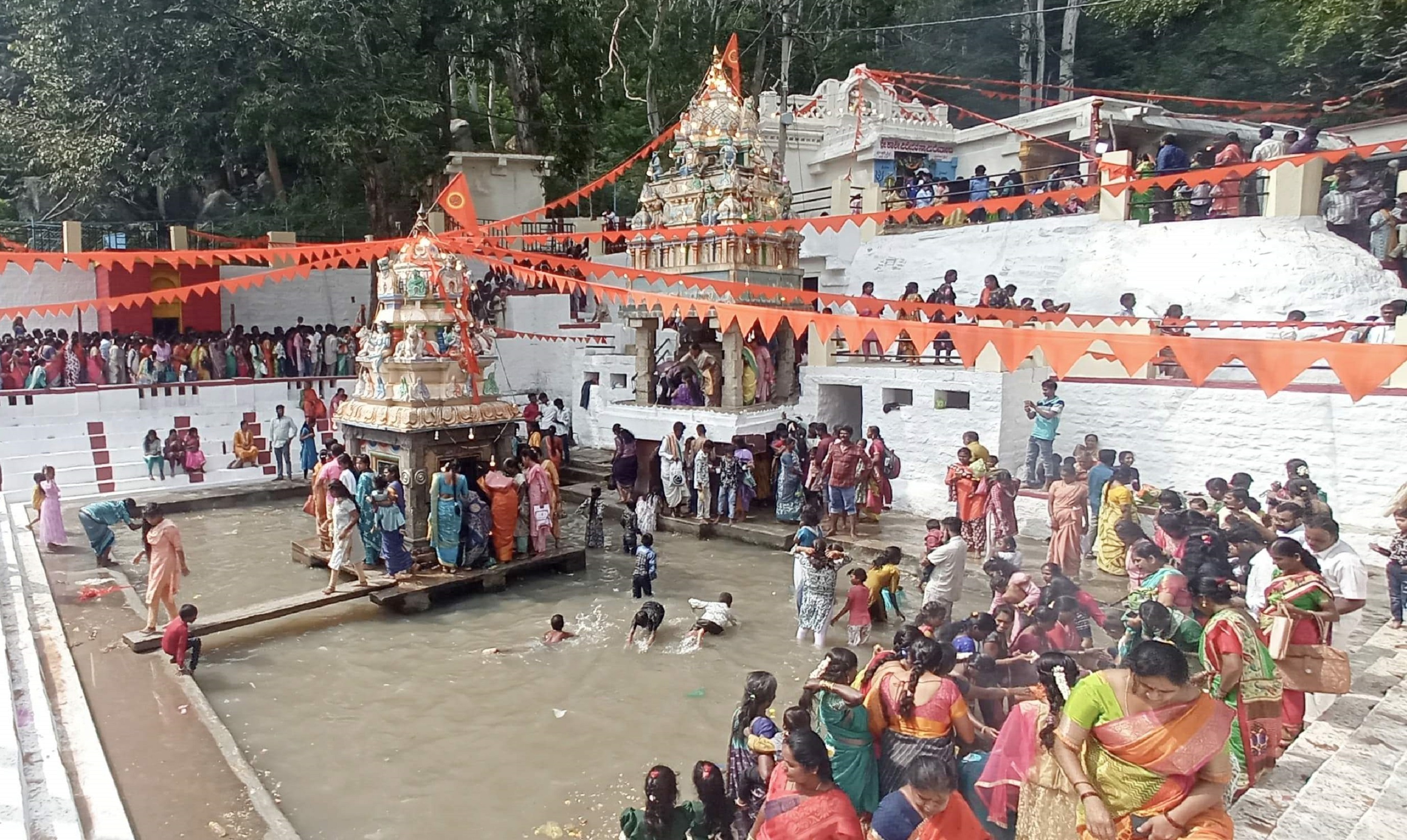 ಅಂತರಗಂಗೆಯ ಕಲ್ಯಾಣಿ ಪಕ್ಕ ಕಲ್ಲಿನ ಬಸವನ ಬಾಯಿಂದ ಬರುವ ಪವಿತ್ರ ಜಲ ಪಡೆಯಲು ನಿಂತಿದ್ದ ಭಕ್ತರು