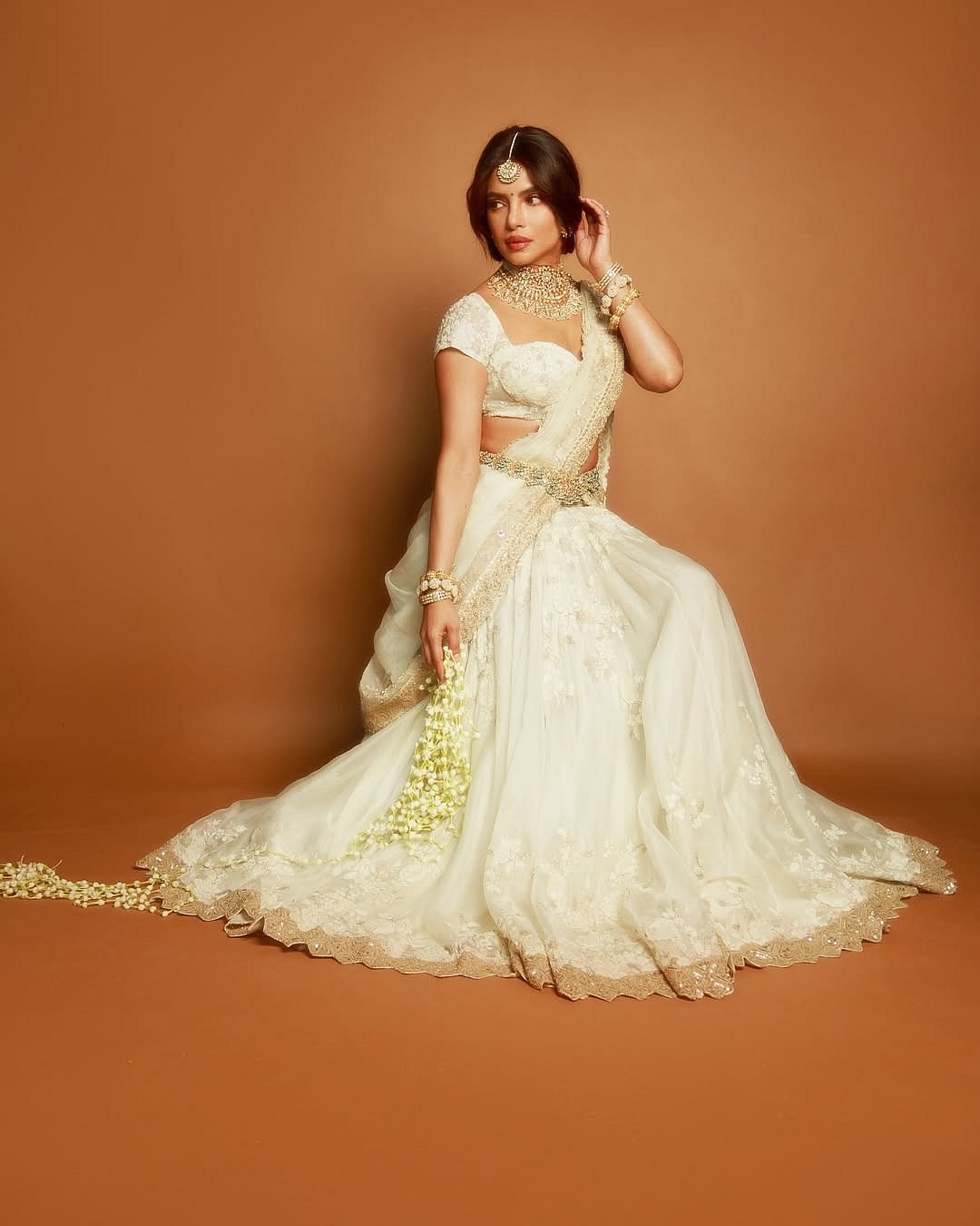 ಬಿಳಿ ಬಣ್ಣದ ಲೆಹಂಗಾ ಧರಿಸಿ ಕಂಗೊಳಿಸಿದ ಬಾಲಿವುಡ್ ಬೆಡಗಿ ಪ್ರಿಯಾಂಕಾ ಚೋಪ್ರಾ