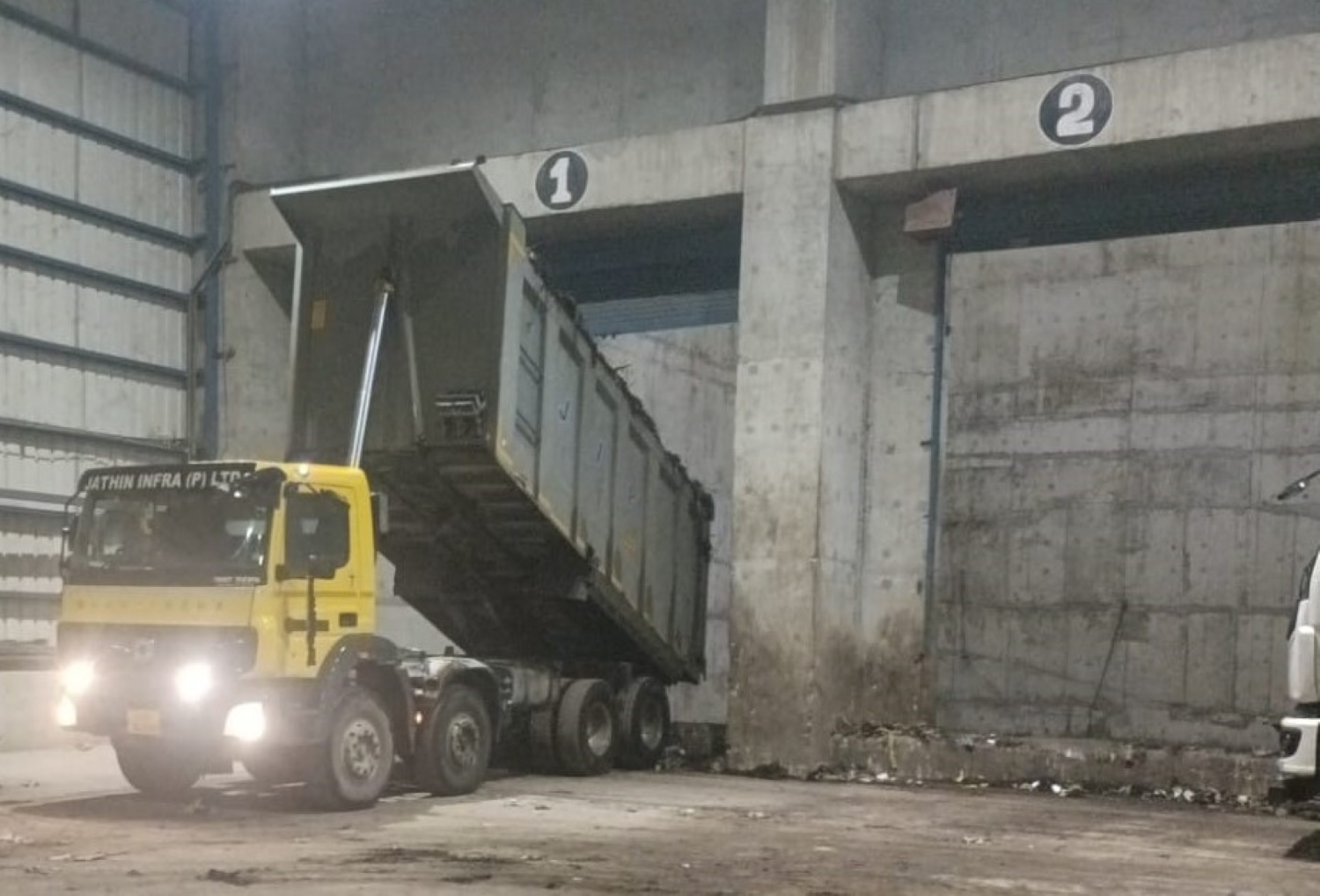 ಘಟಕದಲ್ಲಿ ತ್ಯಾಜ್ಯ ಸುರಿಯುತ್ತಿರುವ ಕಾಂಪ್ಯಾಕ್ಟರ್‌