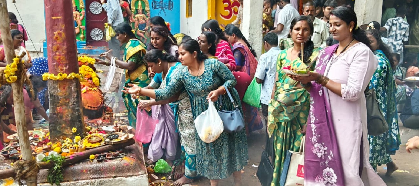 ಅಂತರಗಂಗೆಯ ಕಾಶಿ ವಿಶ್ವೇಶ್ವರ ಸನ್ನಿಧಿಯಲ್ಲಿ ಪೂಜೆ ಸಲ್ಲಿಸಿದ ಮಹಿಳೆಯರು
