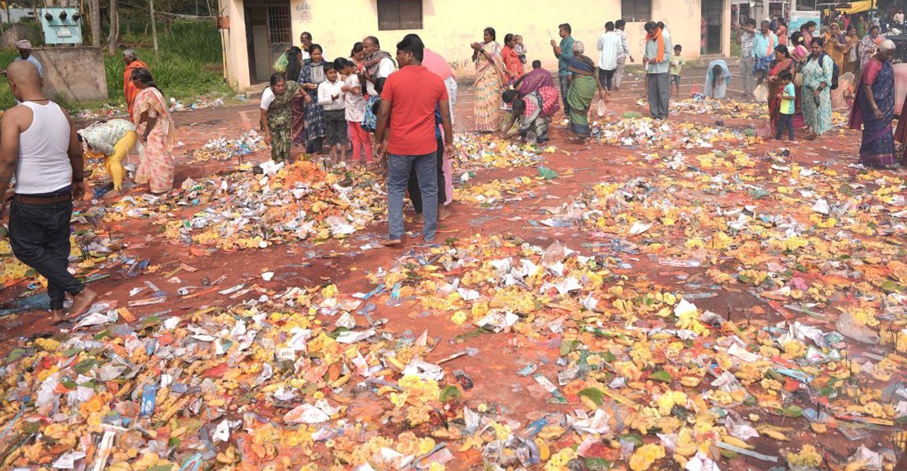 ಕಿಕ್ಕೇರಿ ಹೋಬಳಿಯ ಸಾಸಲು ಗ್ರಾಮದಲ್ಲಿ ಸೋಮೇಶ್ವರ ದೇವರಿಗೆ ಪೂಜಿಸಲು ಸೋಮವಾರ ಸ್ಥಳಾವಕಾಶವಿಲ್ಲದೆ ಭಕ್ತರು ಹೊರಾಲಯದಲ್ಲಿ ಪೂಜಿಸುತ್ತಿರುವ ಭಕ್ತರು