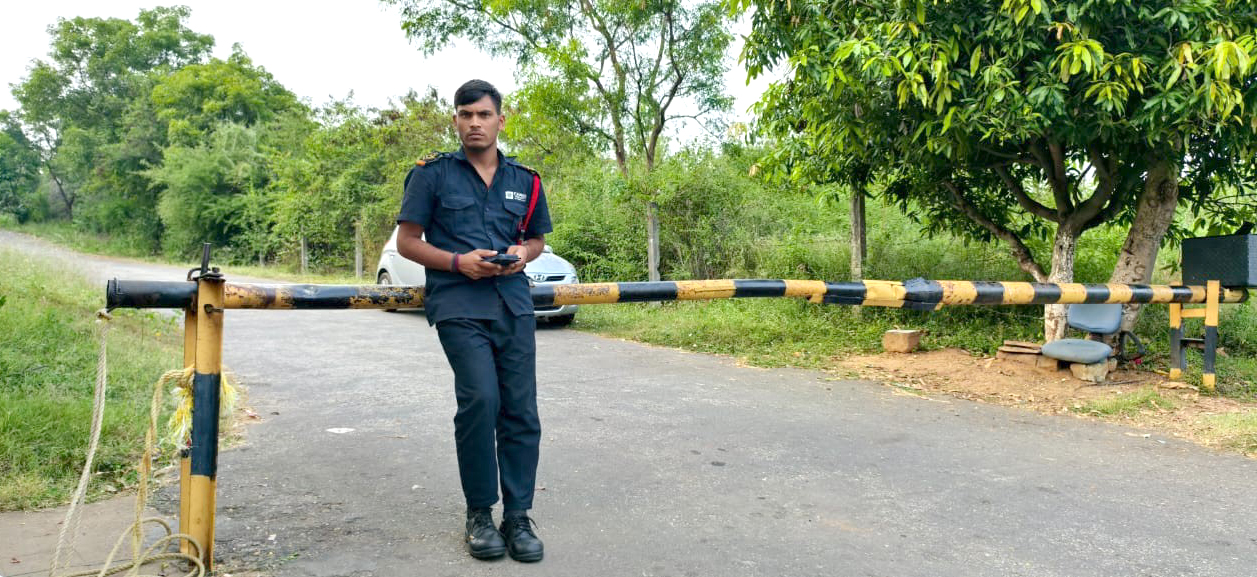 ಕಾಡಾನೆಯ ರಕ್ಷಣೆ ಕಾರ್ಯಾಚರಣೆ ನಡೆದ ಸ್ಥಳದಿಂದ ಮೂರು ಕಿಲೋ ಮೀಟರ್ ದೂರದಲ್ಲಿಯೇ ಗೇಟ್ ಹಾಕಿ ಸಾರ್ವಜನಿಕರಿಗೆ ಪ್ರವೇಶ ನಿರ್ಬಂಧಿಸಲಾಗಿದೆ.