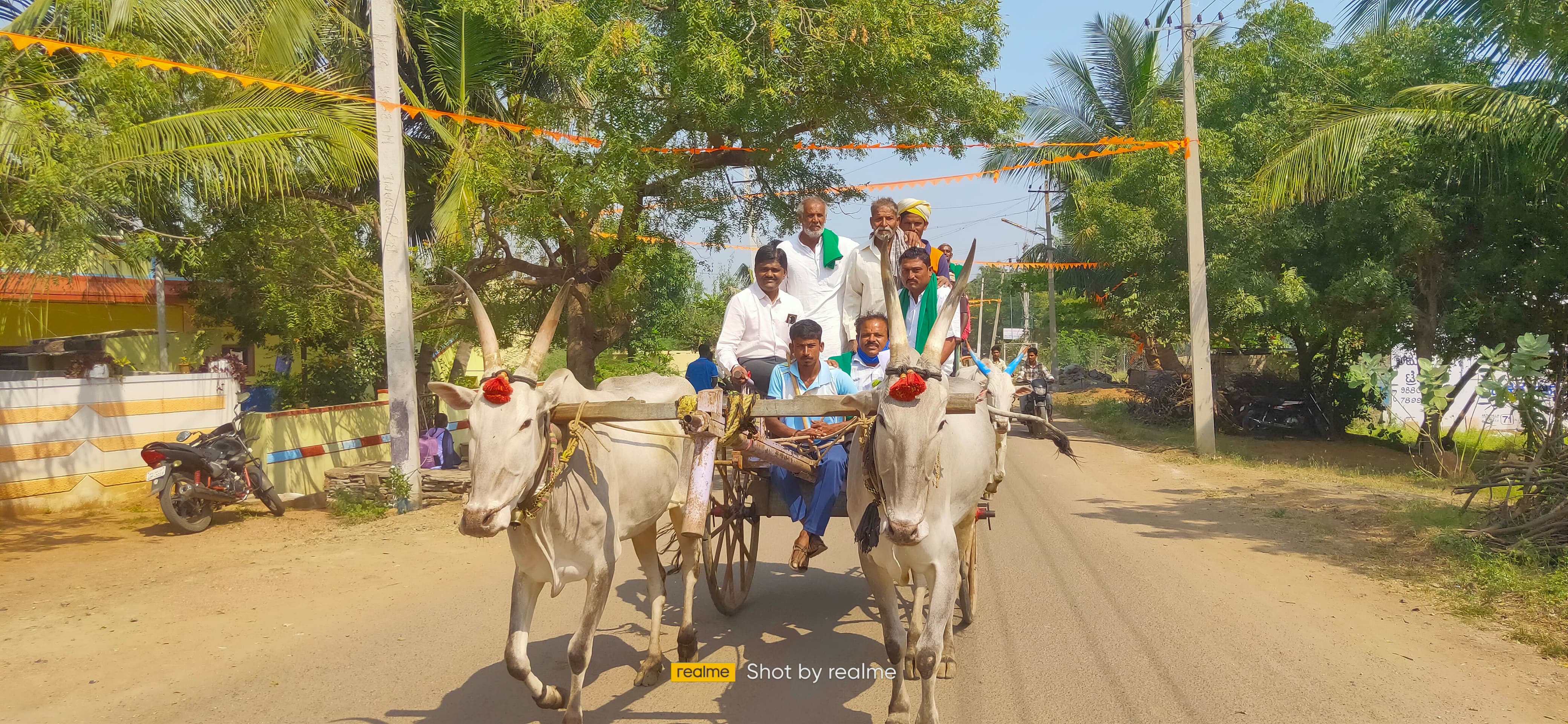 ಹುನಗುಂದದ ತಹಶೀಲ್ದಾರ್ ಪ್ರದೀಪಕುಮಾರ ಹಿರೇಮಠ ಪ್ರತಿಭಟನಾಕಾರರೊಂದಿಗೆ ಎತ್ತಿನ ಬಂಡಿಯಲ್ಲಿ ಚಿಕ್ಕಬಾದವಾಡಗಿ ಆಗಮಿಸಿದರು