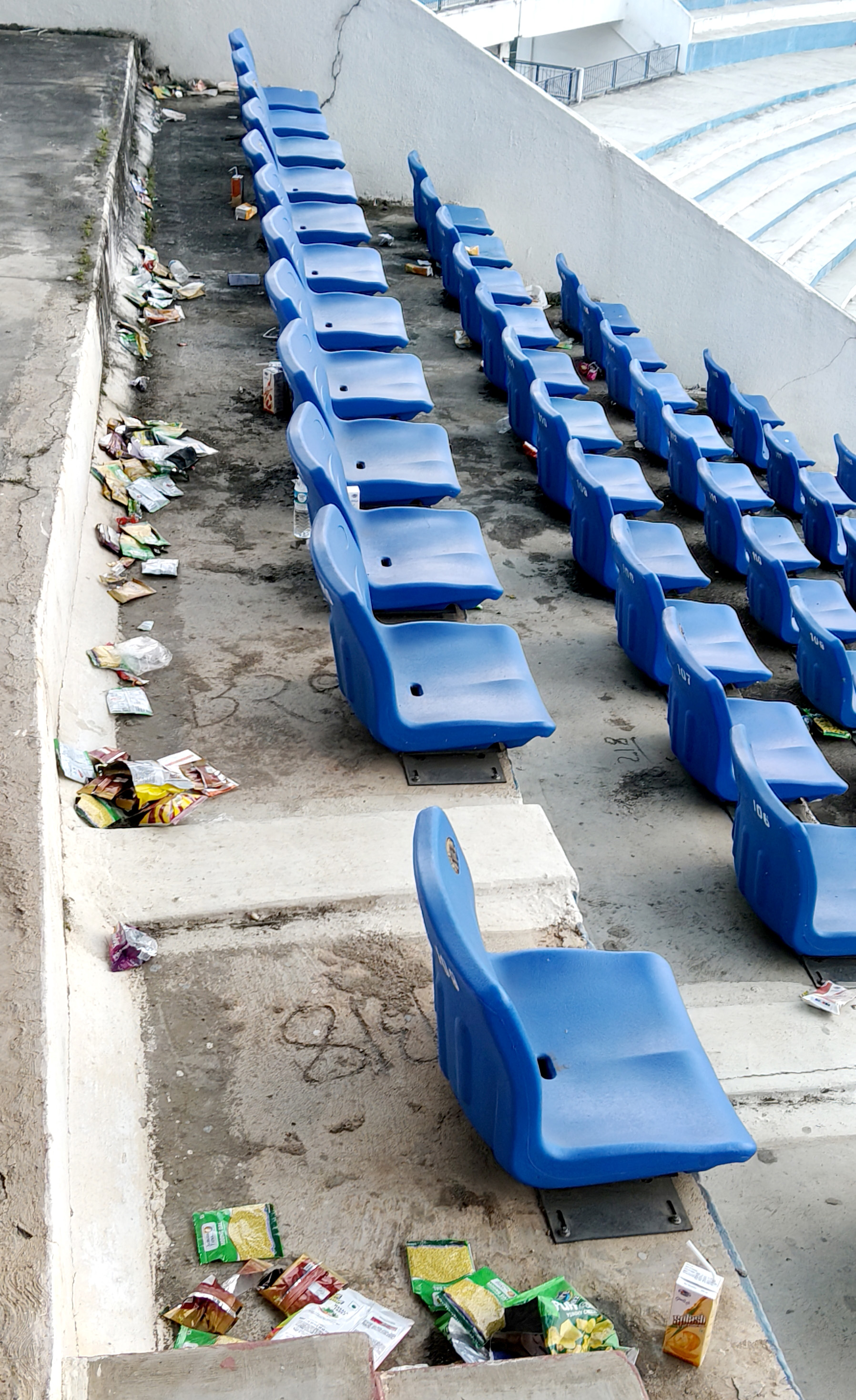 ಕಂಠೀರವ ಕ್ರೀಡಾಂಗಣದ ಪ್ರೇಕ್ಷಕರ ಗ್ಯಾಲರಿಯಲ್ಲಿ ಕಸದ ರಾಶಿ -ಪ್ರಜಾವಾಣಿ ಚಿತ್ರ