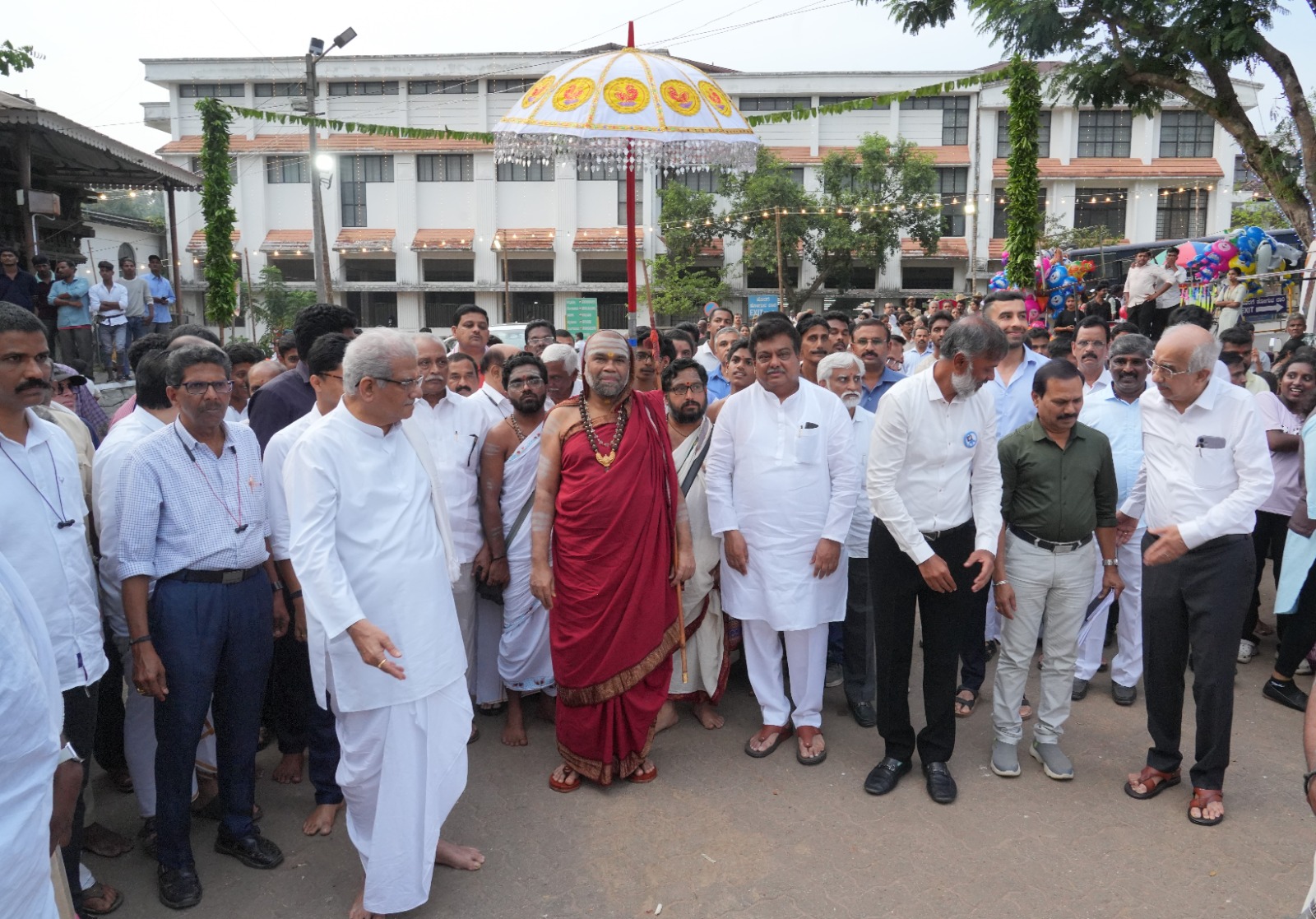 ಧರ್ಮಸ್ಥಳದಲ್ಲಿ ಮಂಗಳವಾರ ಹಮ್ಮಿಕೊಂಡಿದ್ದ ಸರ್ವಧರ್ಮ ಸಮ್ಮೇಳನಕ್ಕೂ ಮುನ್ನ ಅತಿಥಿಗಳನ್ನು ಮೆರವಣಿಗೆ ಮೂಲಕ ಕರೆದುಕೊಂಡು ಹೋಗಲಾಯಿತು