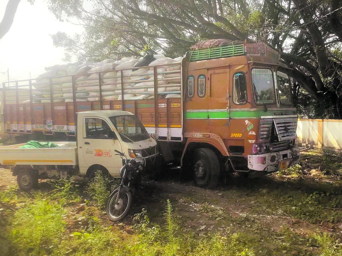 ಯಾದಗಿರಿ | ಅಕ್ರಮ ಸಾಗಣೆ: 301 ಕ್ವಿಂಟಲ್ ಪಡಿತರ ಅಕ್ಕಿ ವಶ