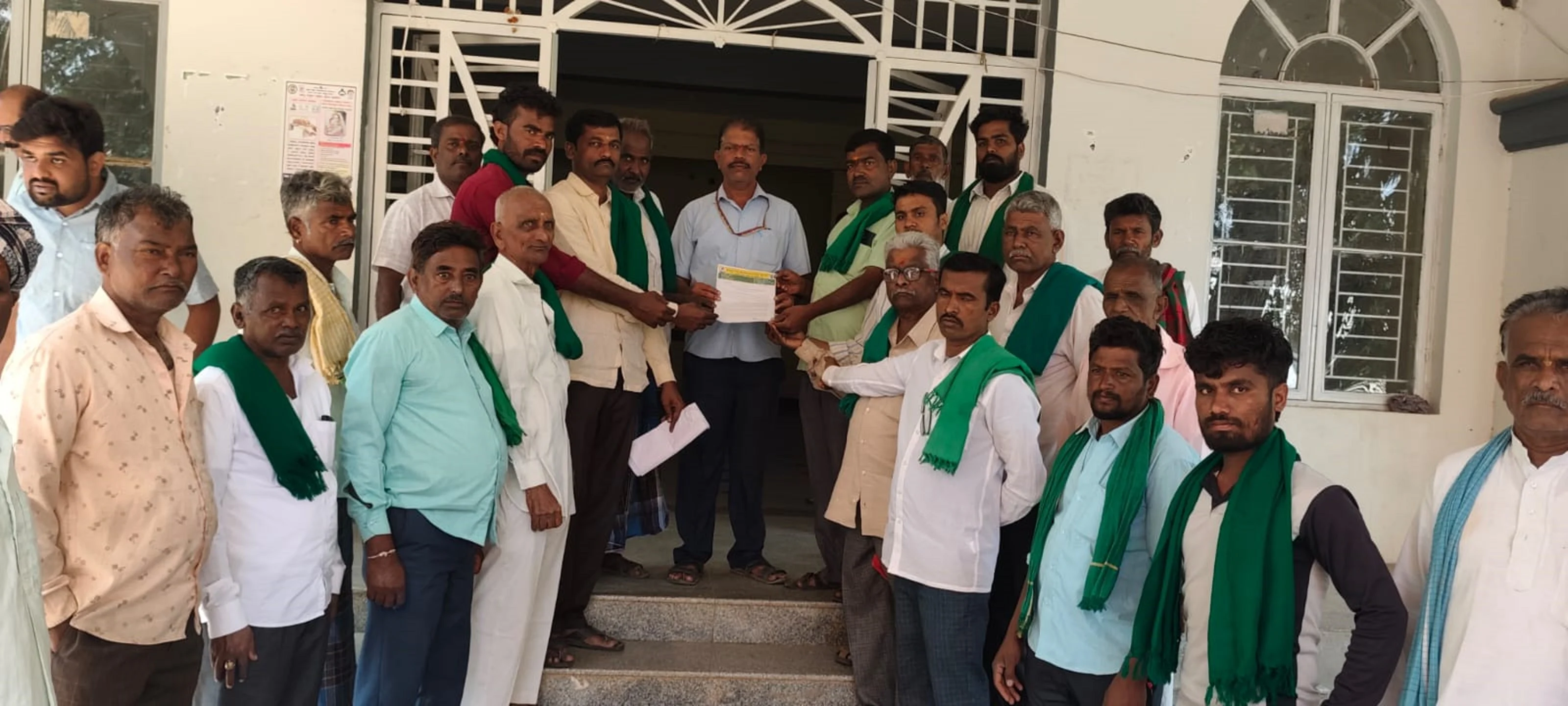 ‘ಹಾವೇರಿ ಜಿಲ್ಲೆಯಾದ್ಯಂತ ಮೆಕ್ಕೆಜೋಳ ಖರೀದಿ ಕೇಂದ್ರ ಆರಂಭಿಸಬೇಕು. ಕ್ವಿಂಟಲ್‌ಗೆ ₹ 3,000 ಬೆಂಬಲ ಬೆಲೆ ನೀಡಬೇಕು’ ಎಂದು ಆಗ್ರಹಿತಿ ರೈತರು ತಹಶೀಲ್ದಾರ್ ಕಚೇರಿ ಅಧಿಕಾರಿಗಳಿಗೆ ಸಸೋಮವಾರ ಮನವಿ ಸಲ್ಲಿಸಿದರು