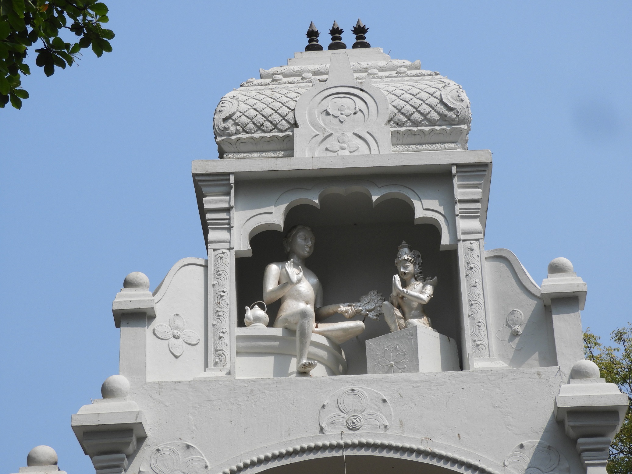 ಕ್ರಿಸ್ತಪೂರ್ವ 3ನೇ ಶತಮಾನದಲ್ಲಿ ಕ್ಷೇತ್ರಕ್ಕೆ ಬಂದಿದ್ದ ಅಂತಿಮ ಶ್ರುತ ಕೇವಲಿ ಭದ್ರಬಾಹು ಮುನಿಗಳಲ್ಲಿ ಚಂದ್ರಗುಪ್ತ ಮೌರ್ಯ ಪ್ರಾರ್ಥಿಸುತ್ತಿರುವ ಶಿಲ್ಪವನ್ನು ಶ್ರವಣಬೆಳಗೊಳದ ಚಂದ್ರಗಿರಿಯ ಮುಂಭಾಗದಲ್ಲಿ ಕಾಣಬಹುದು.