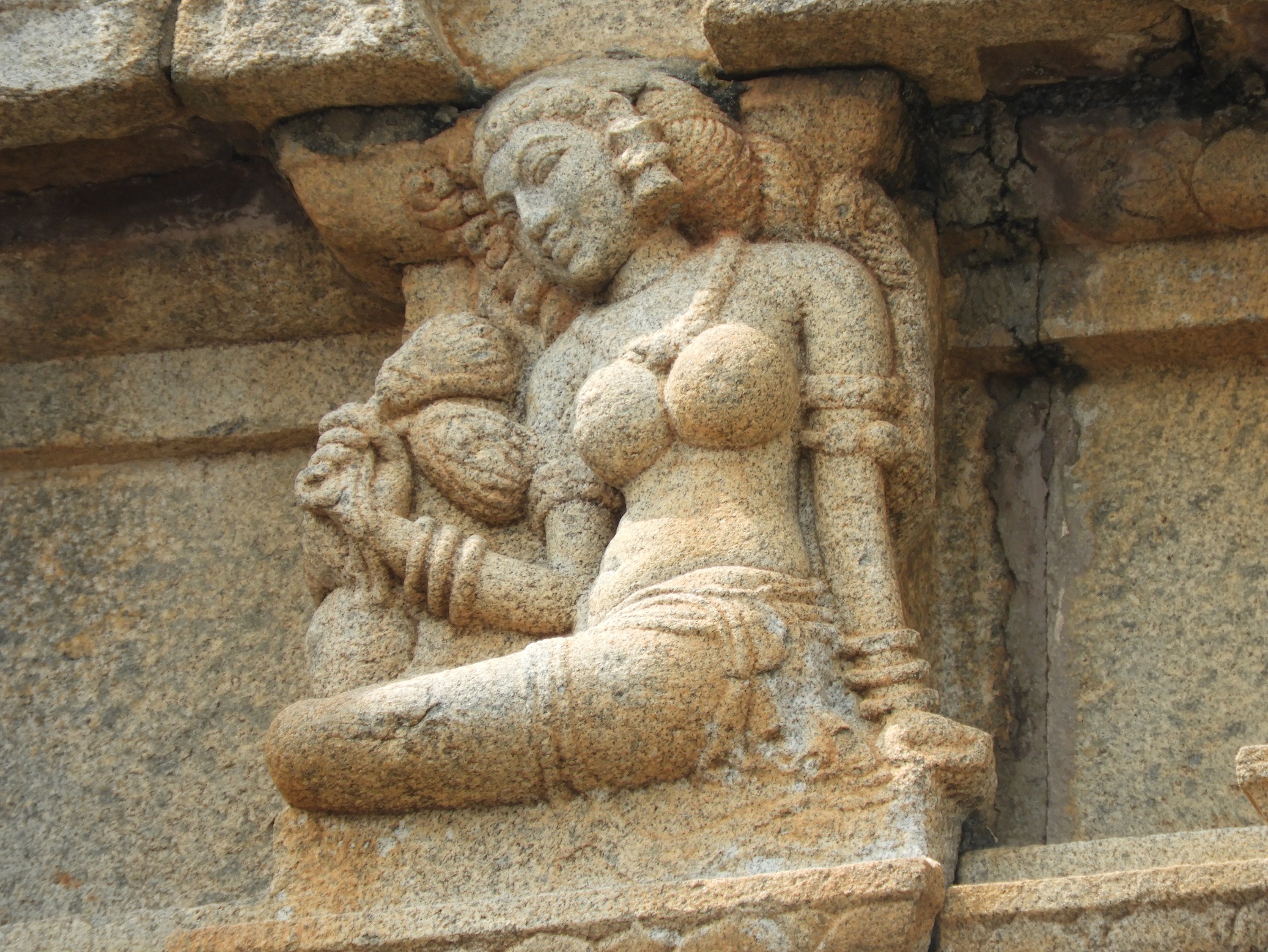 ಚಾವುಂಡರಾಯ ಬಸದಿಯಲ್ಲಿ ಮುಗುಳ್ನಗೆಯ ಶಿಲಾಸುಂದರಿ ಮೂರ್ತಿ.